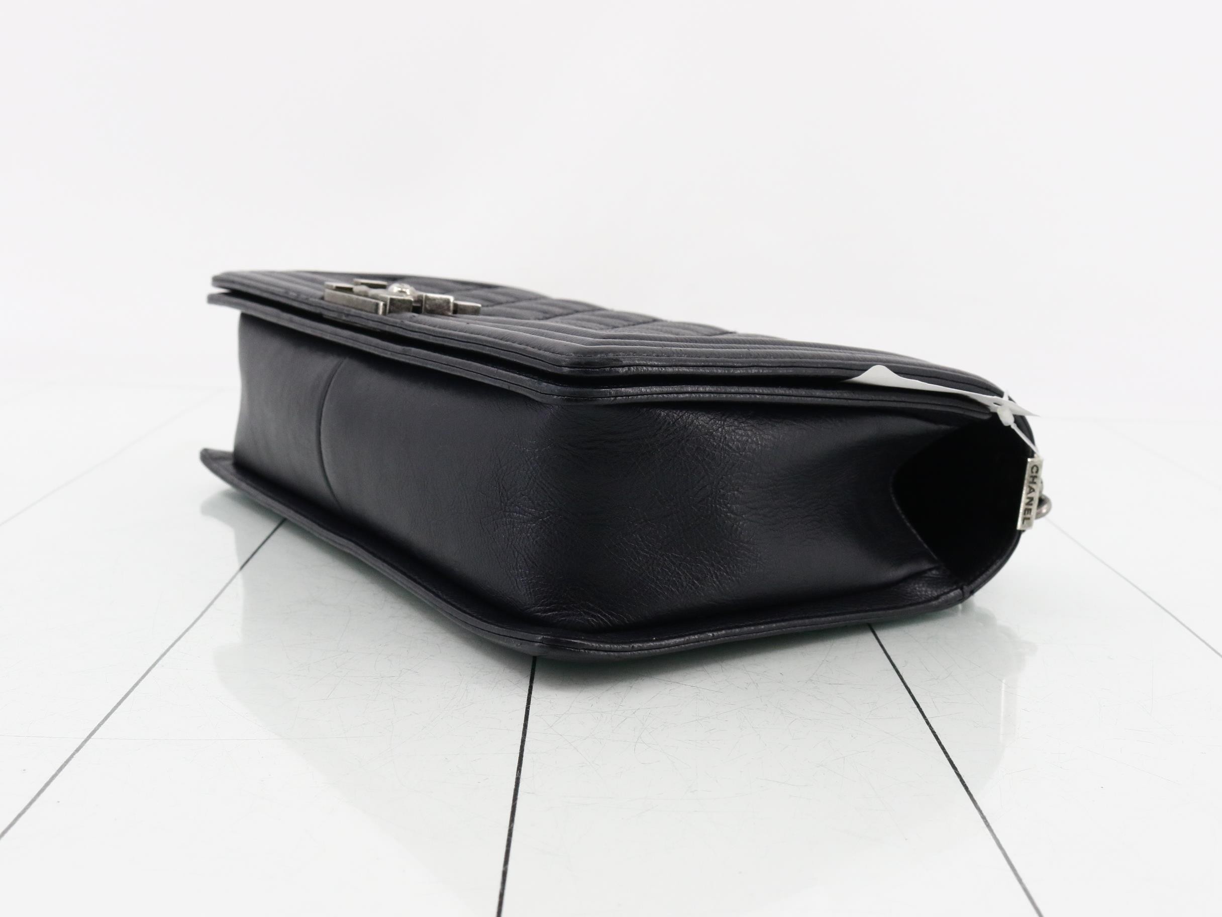 BOY CHANEL Calfskin Navy — view 6