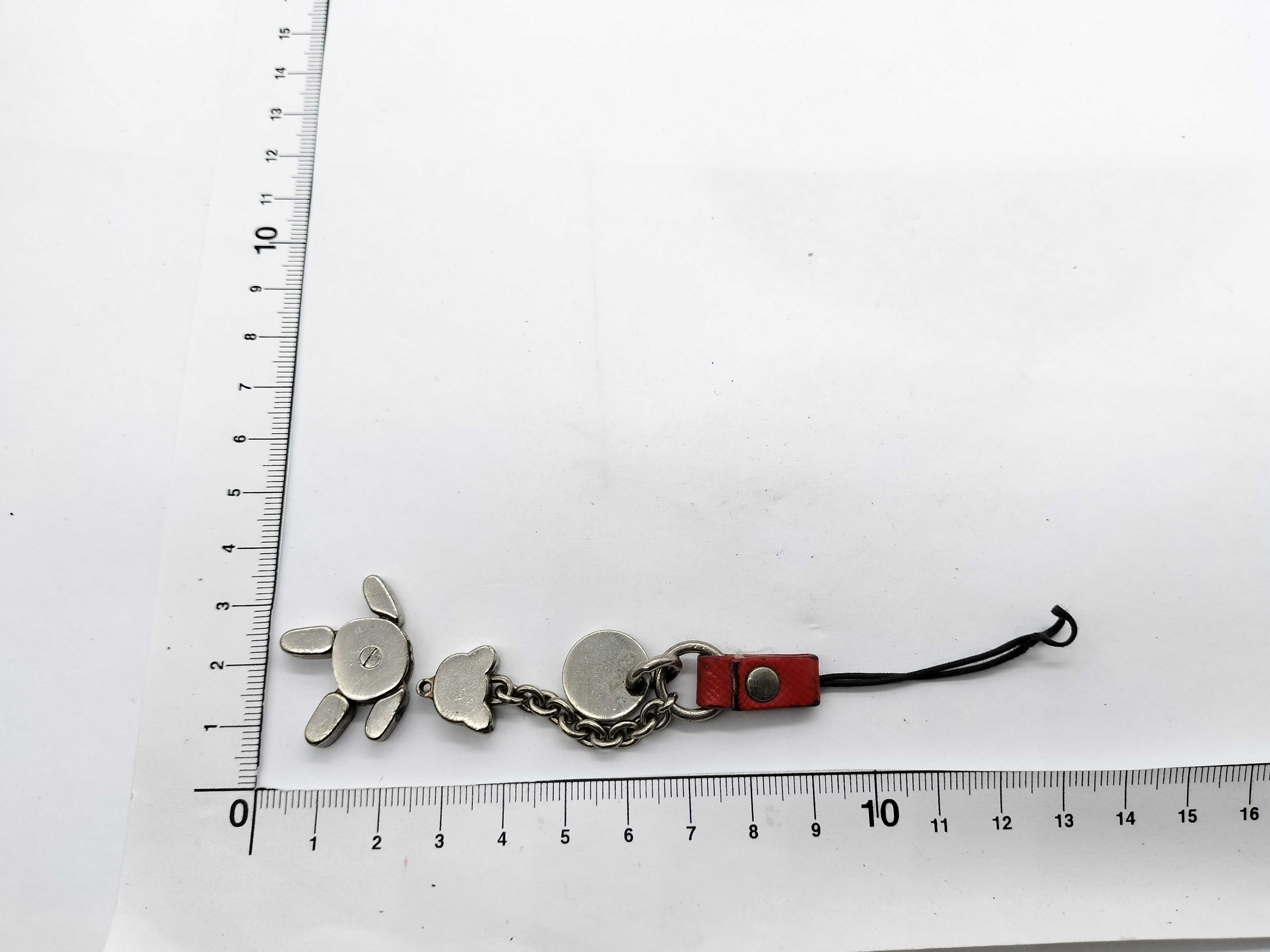 Keychain and other accessories — view 9