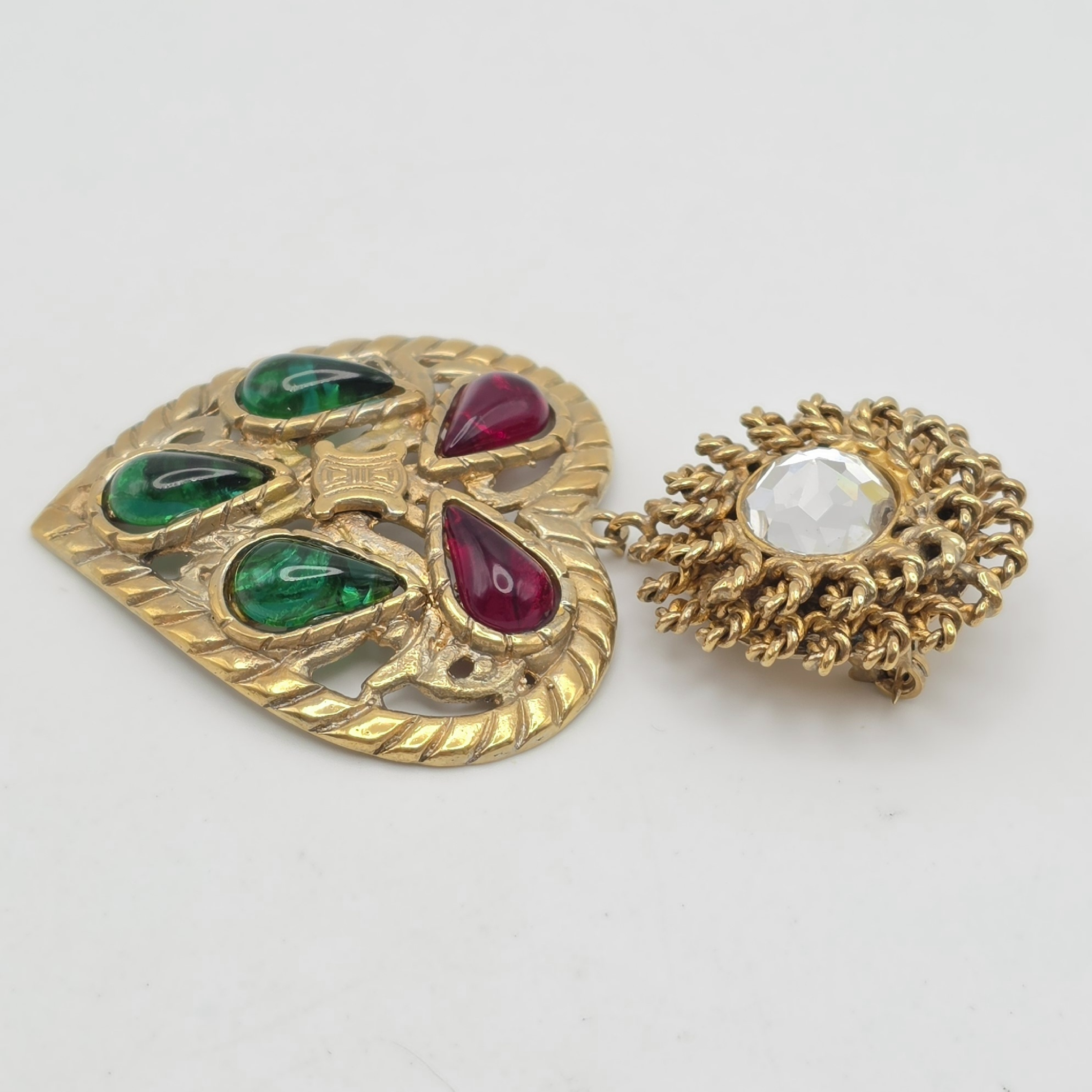 brooch — view 2