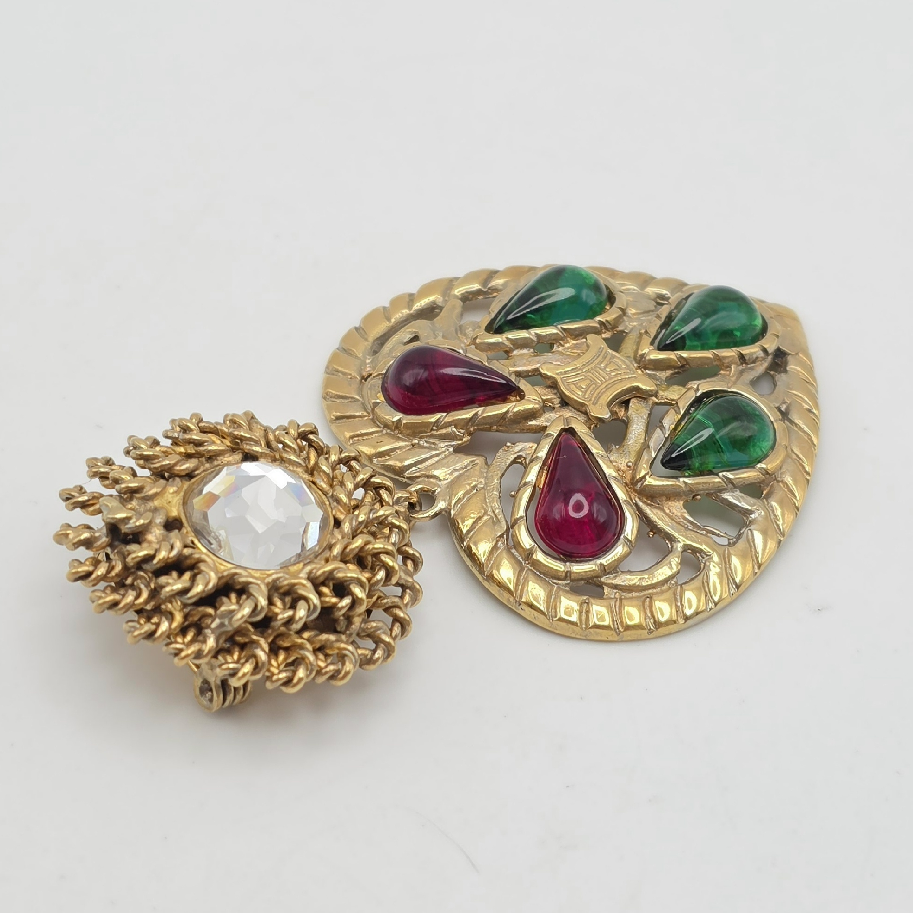 brooch — view 3