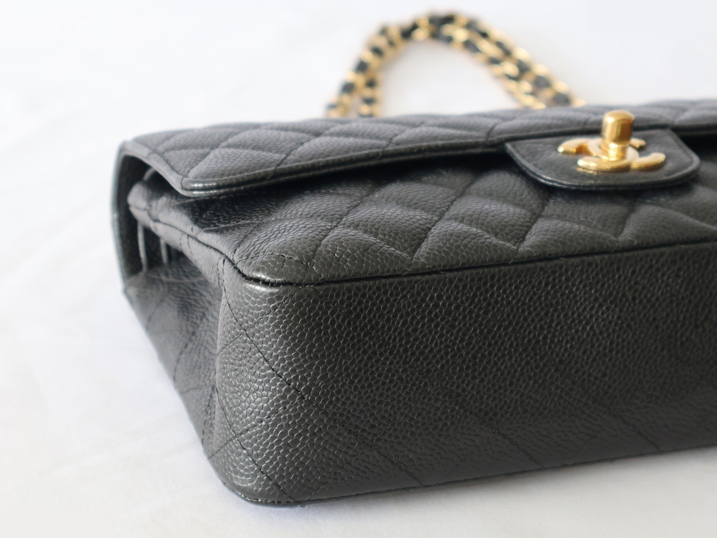 Caviar leather Matelassé 25 Double flap Double chain shoulder bag, black — view 3