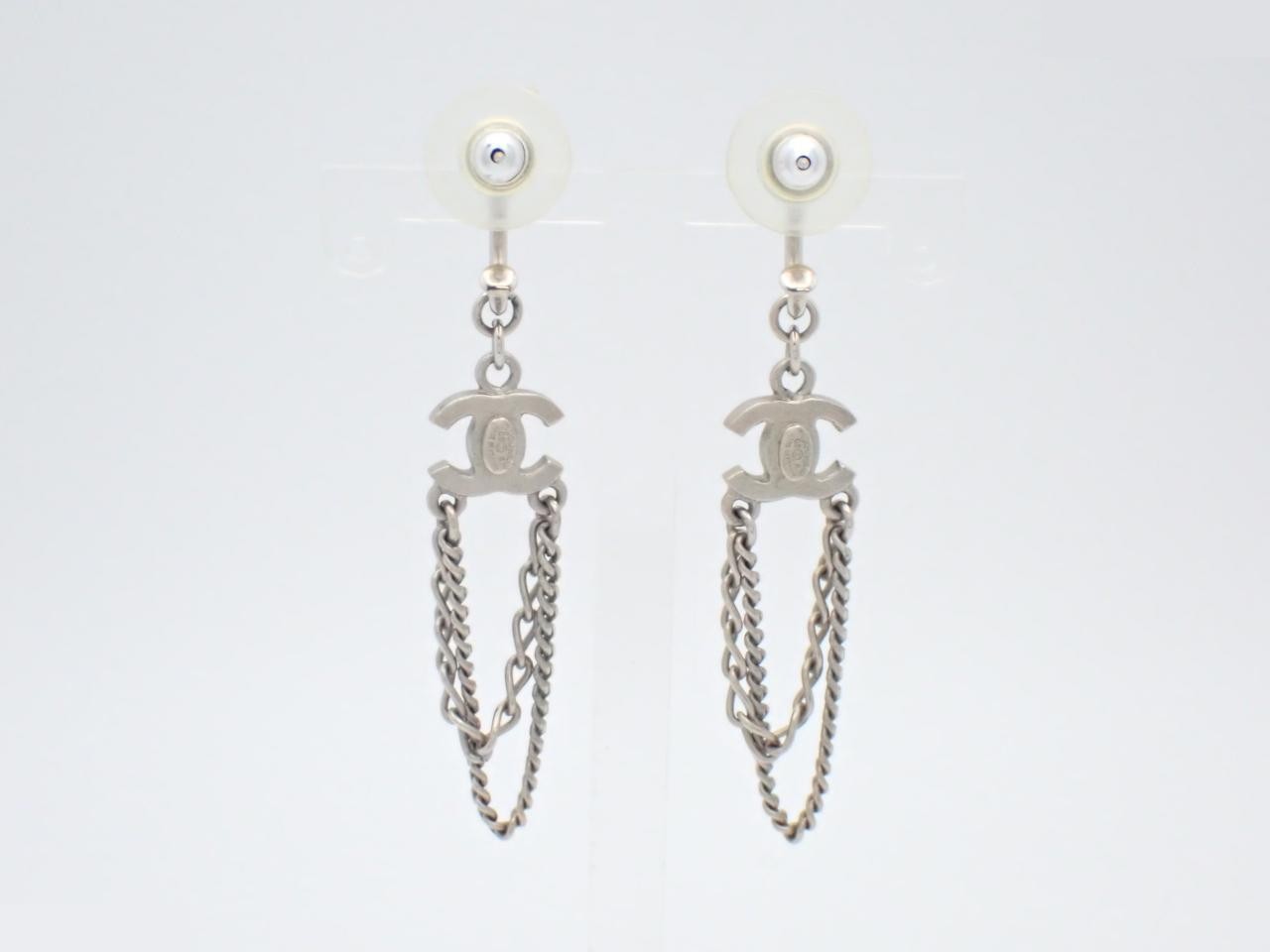 hoop earrings, model 09P, with Coco Mark logo and chain, silver, 5.5 cm tall. — view 2