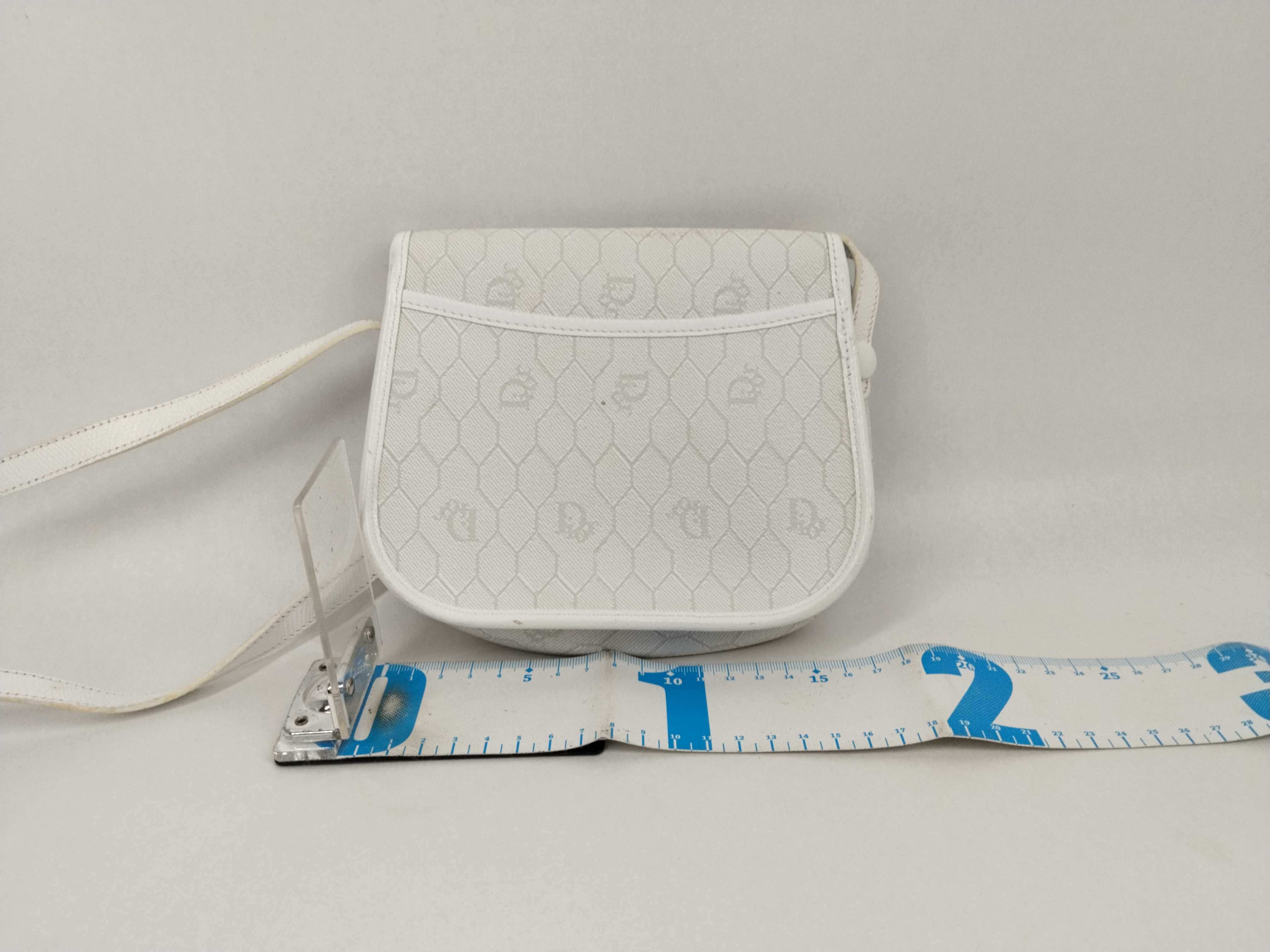 Honeycomb Pattern Shoulder Bag (White) — view 2