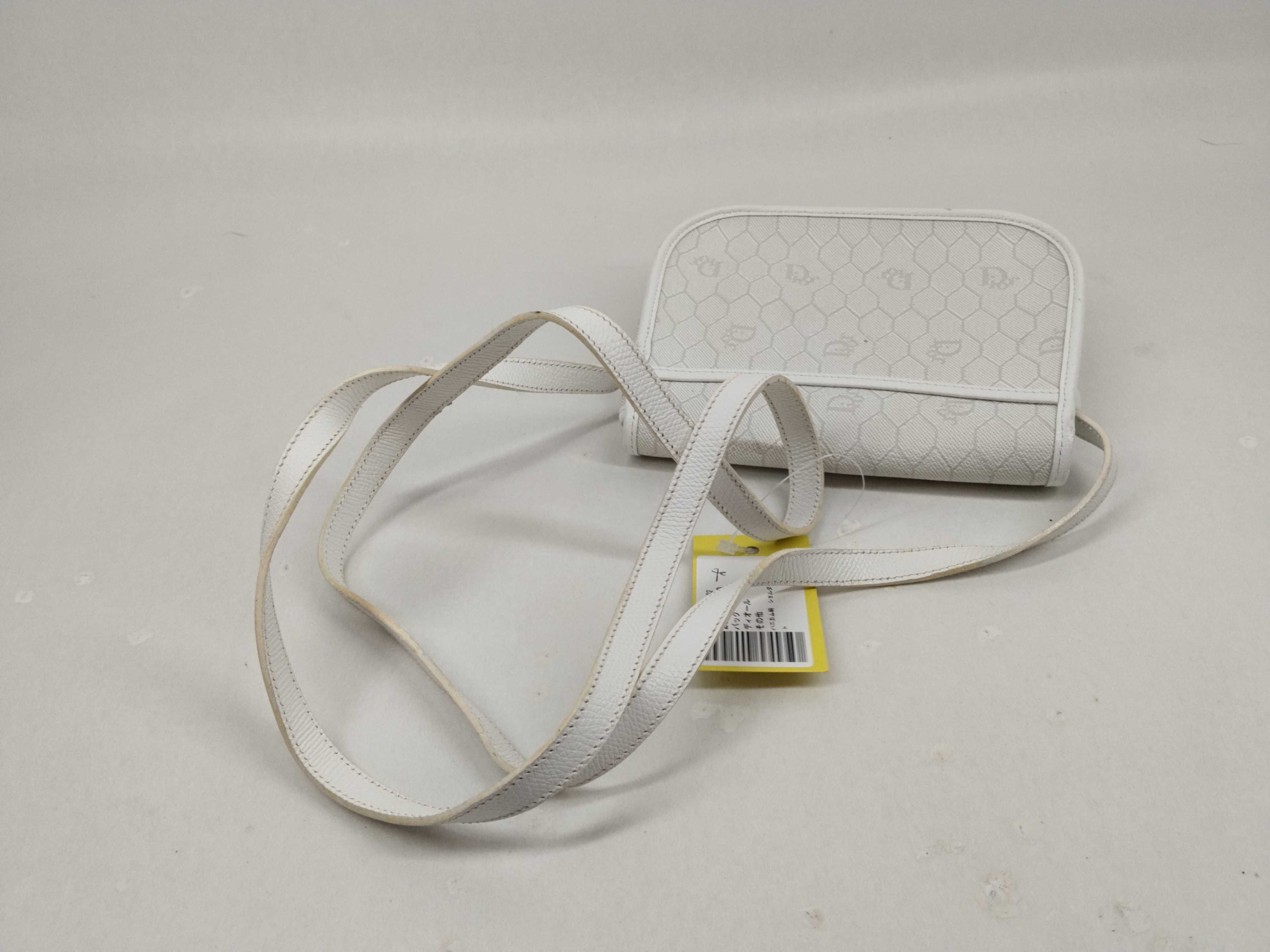 Honeycomb Pattern Shoulder Bag (White) — view 6