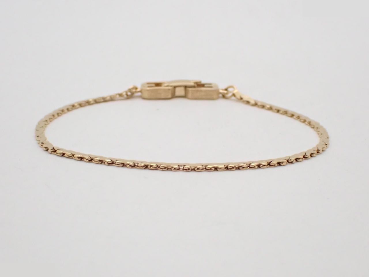 Other lines: Precious metal bracelets and bangles (metal), wrist circumference approximately 18 cm.