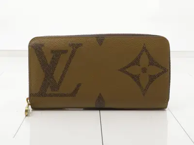 Giant Reverse Zippy Wallet