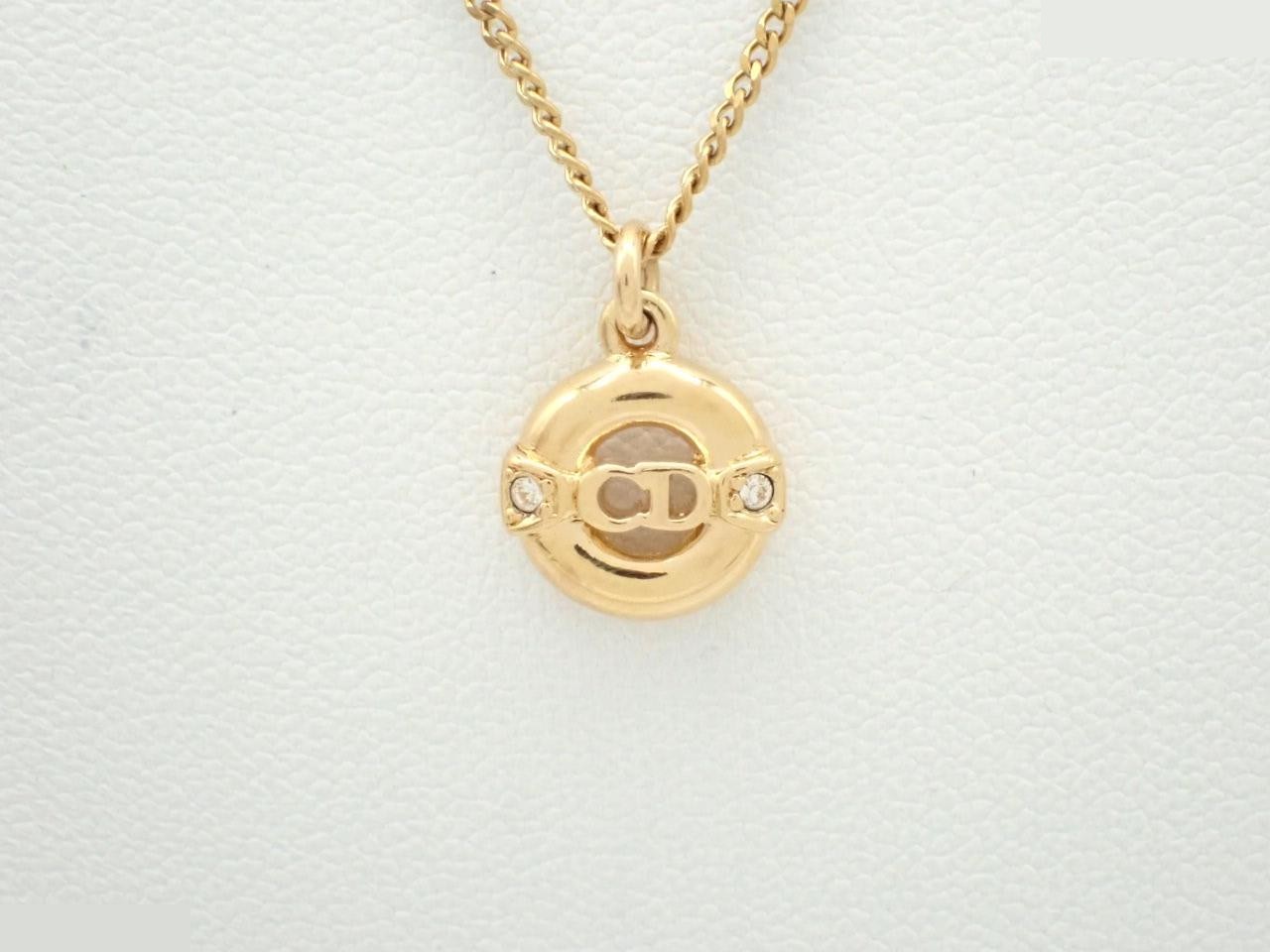 Other lines: Precious metals, necklaces, pendants, chain approximately 46cm.
