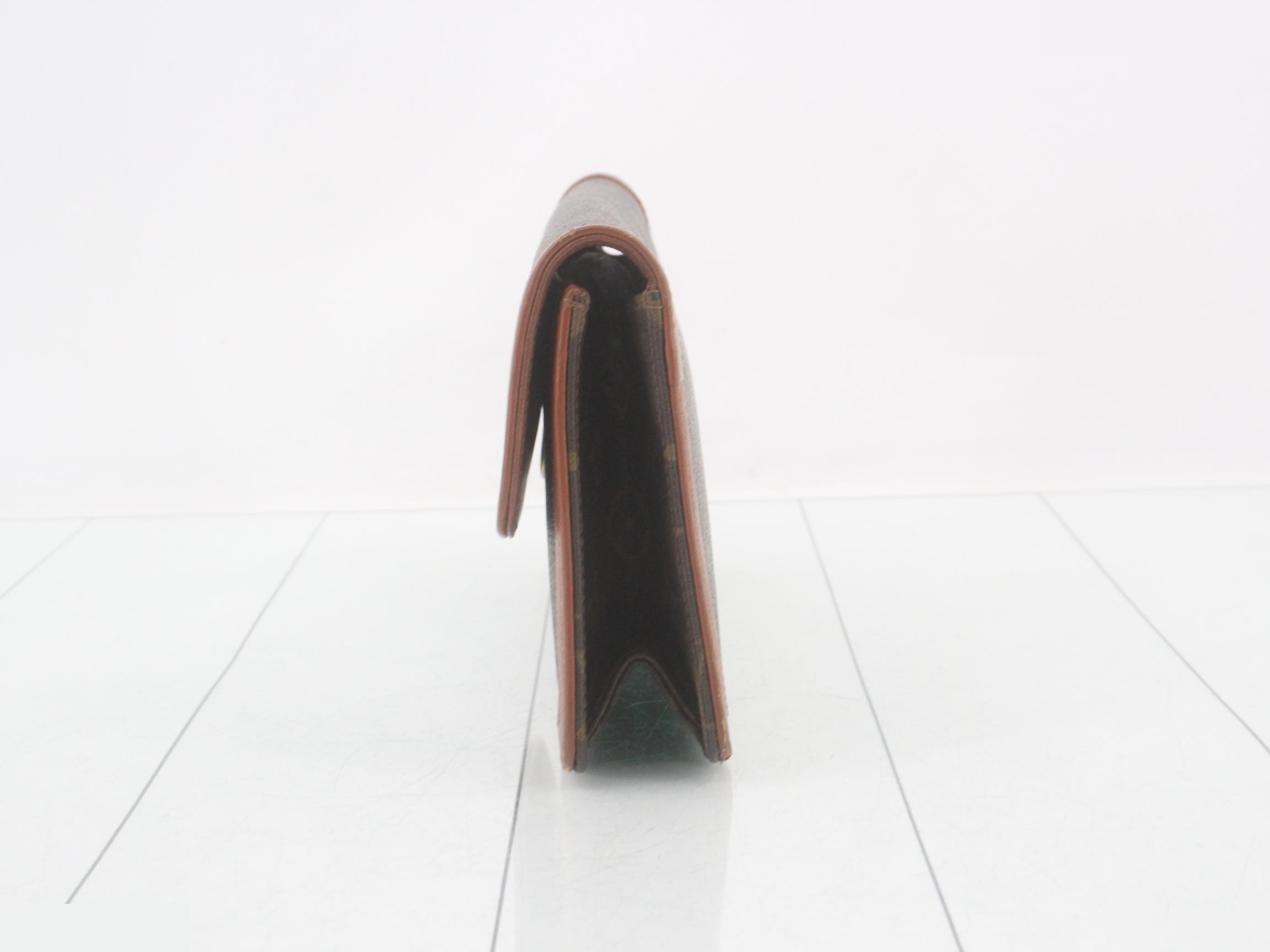 clutch — view 3