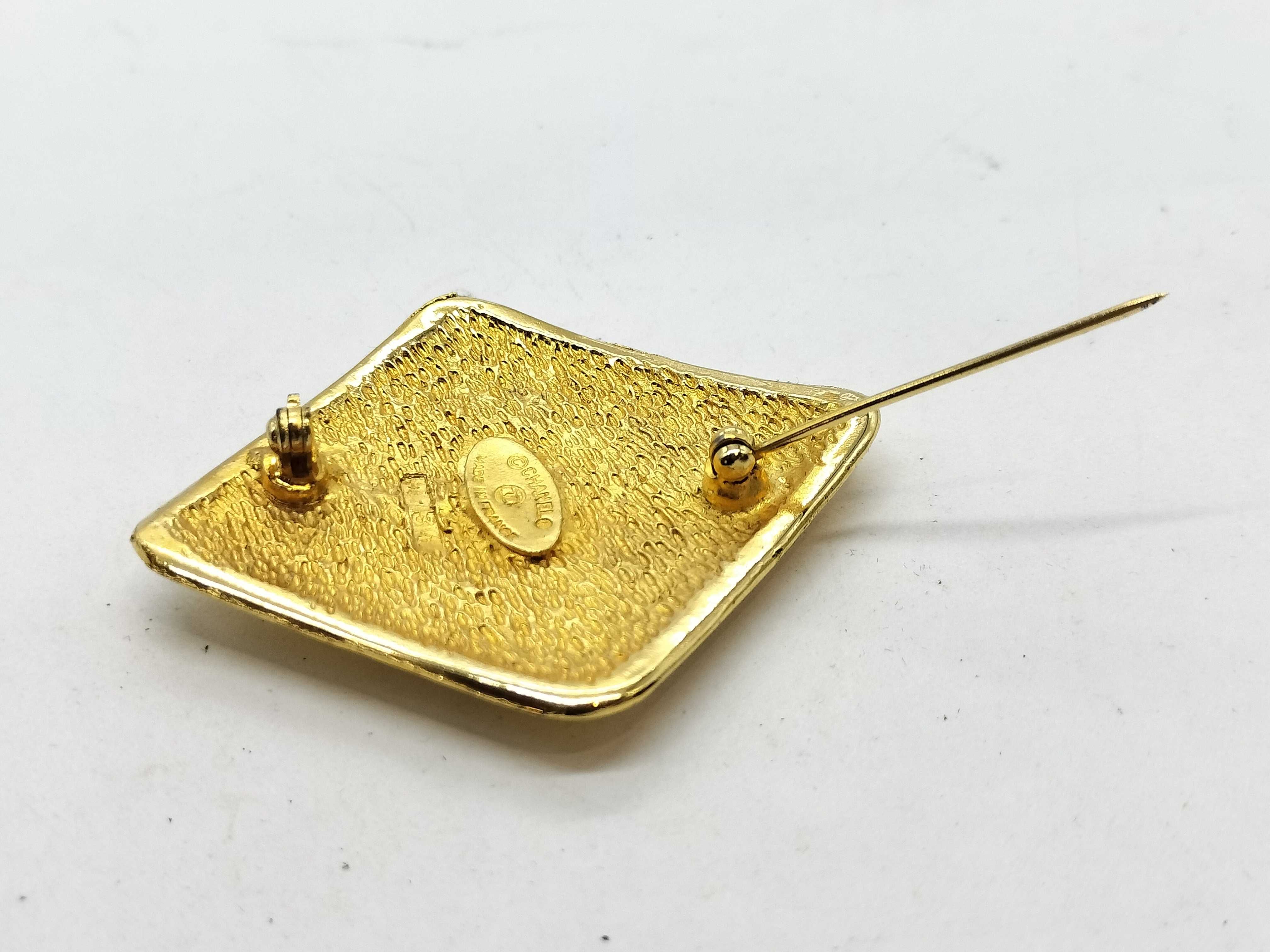 pin brooch, gold color, Coco Mark circle brooch — view 4