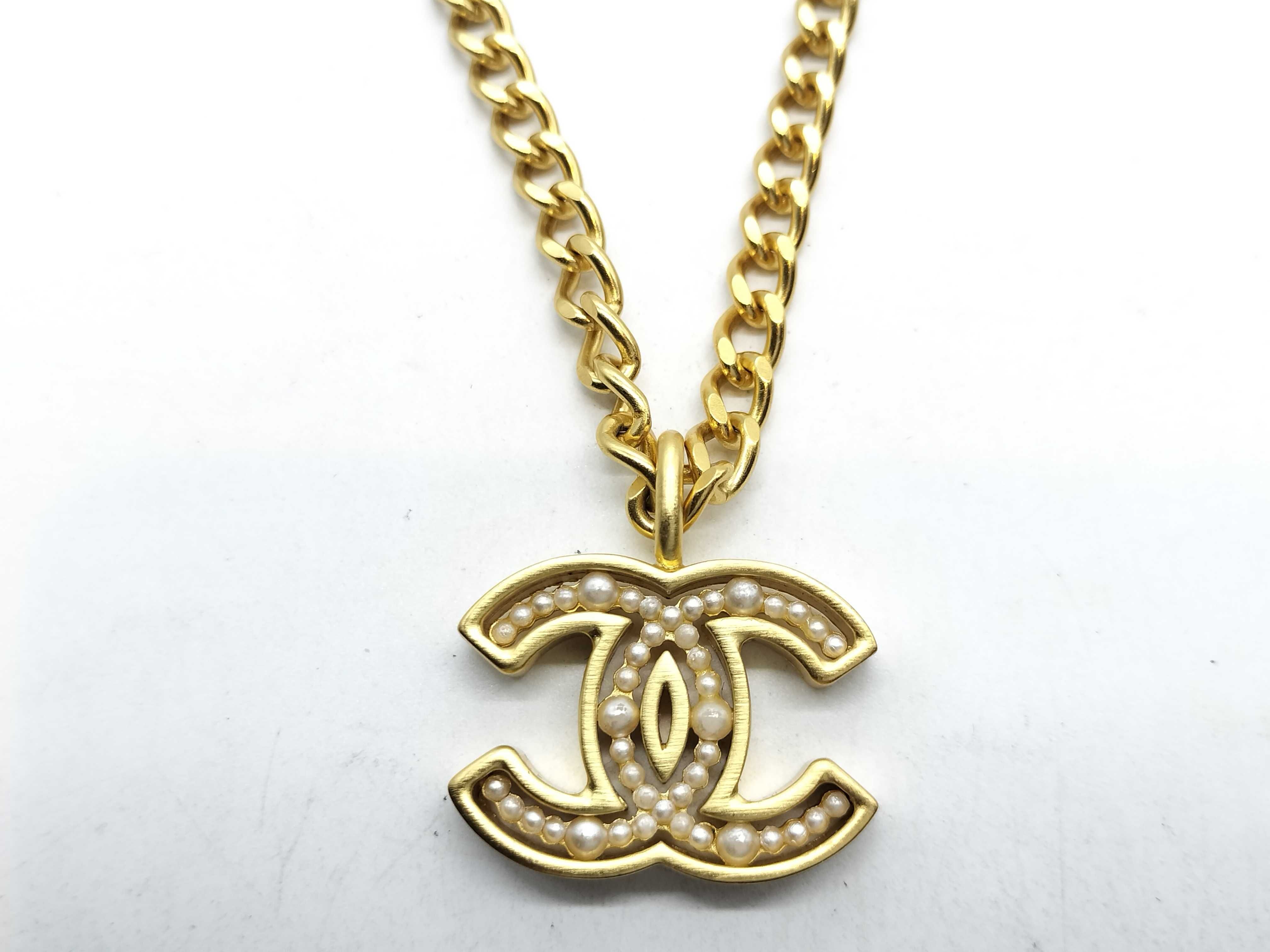 02A Coco Mark Faux Pearl Necklace