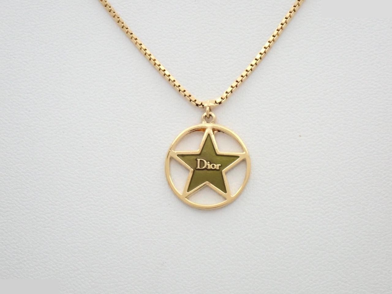 Other line: Precious metal necklaces and pendants, neck circumference approximately 46 cm.