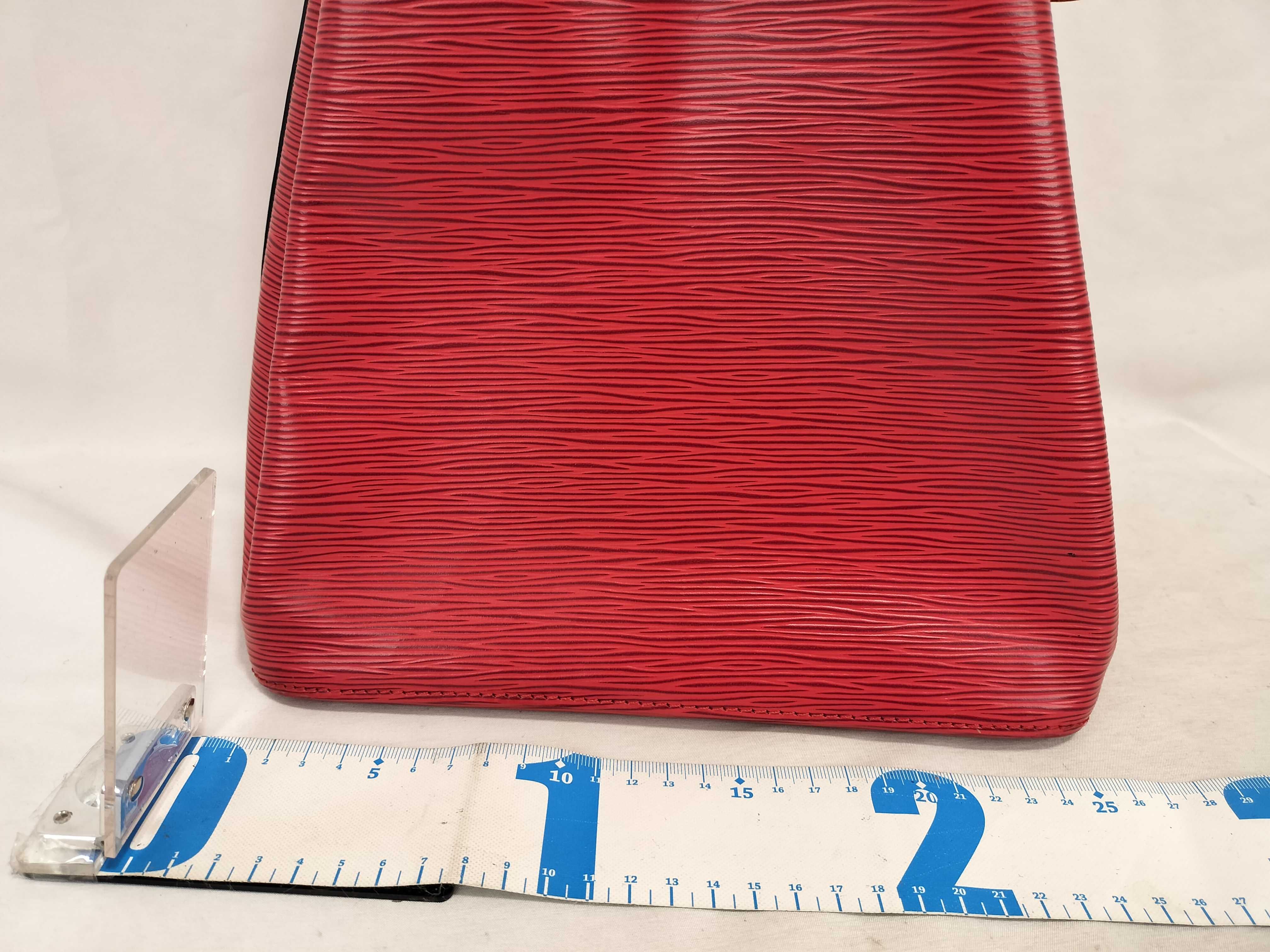 Epi LV Epi Petit Noé Shoulder Bag — view 2