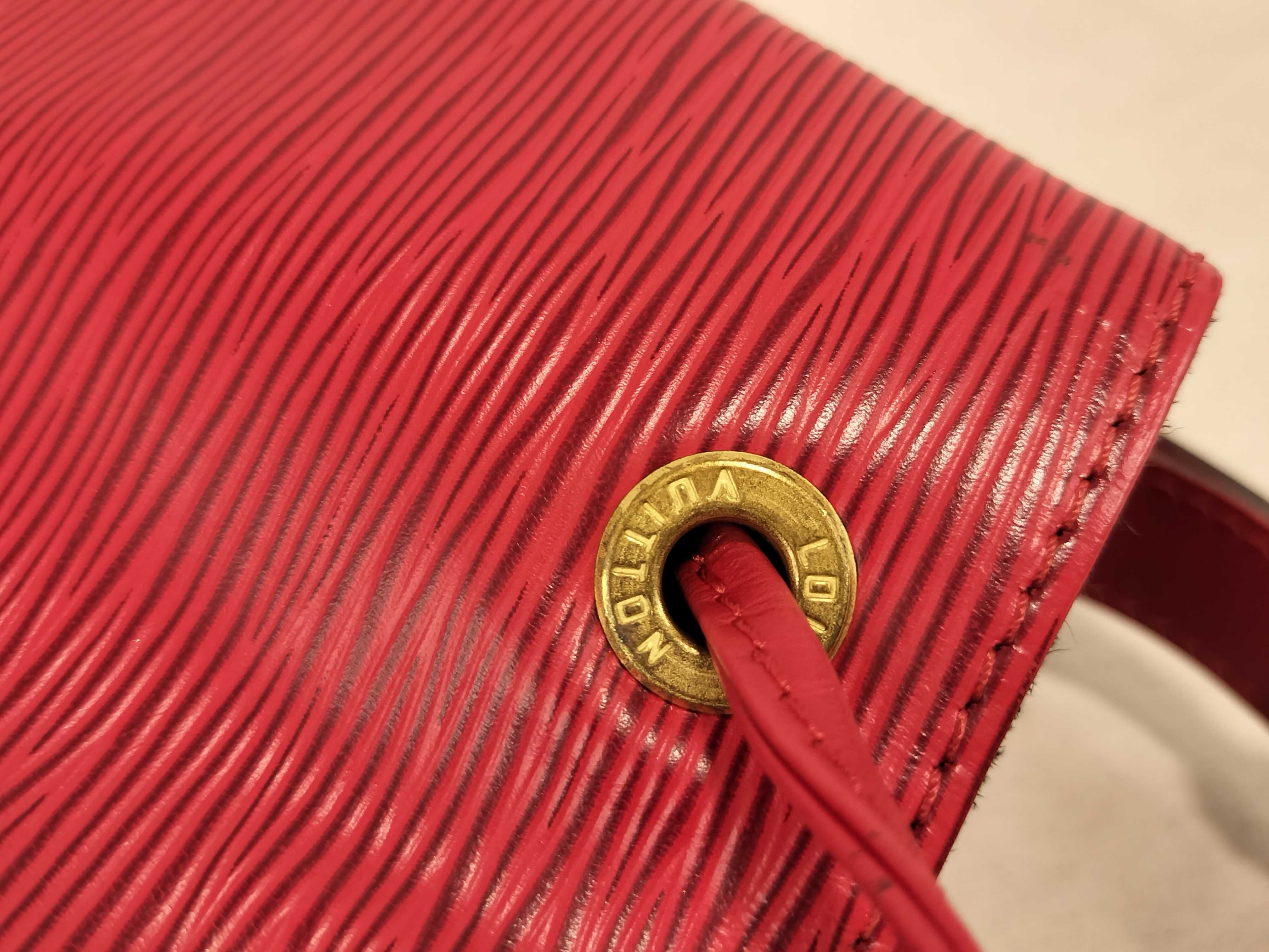 Epi LV Epi Petit Noé Shoulder Bag — view 11