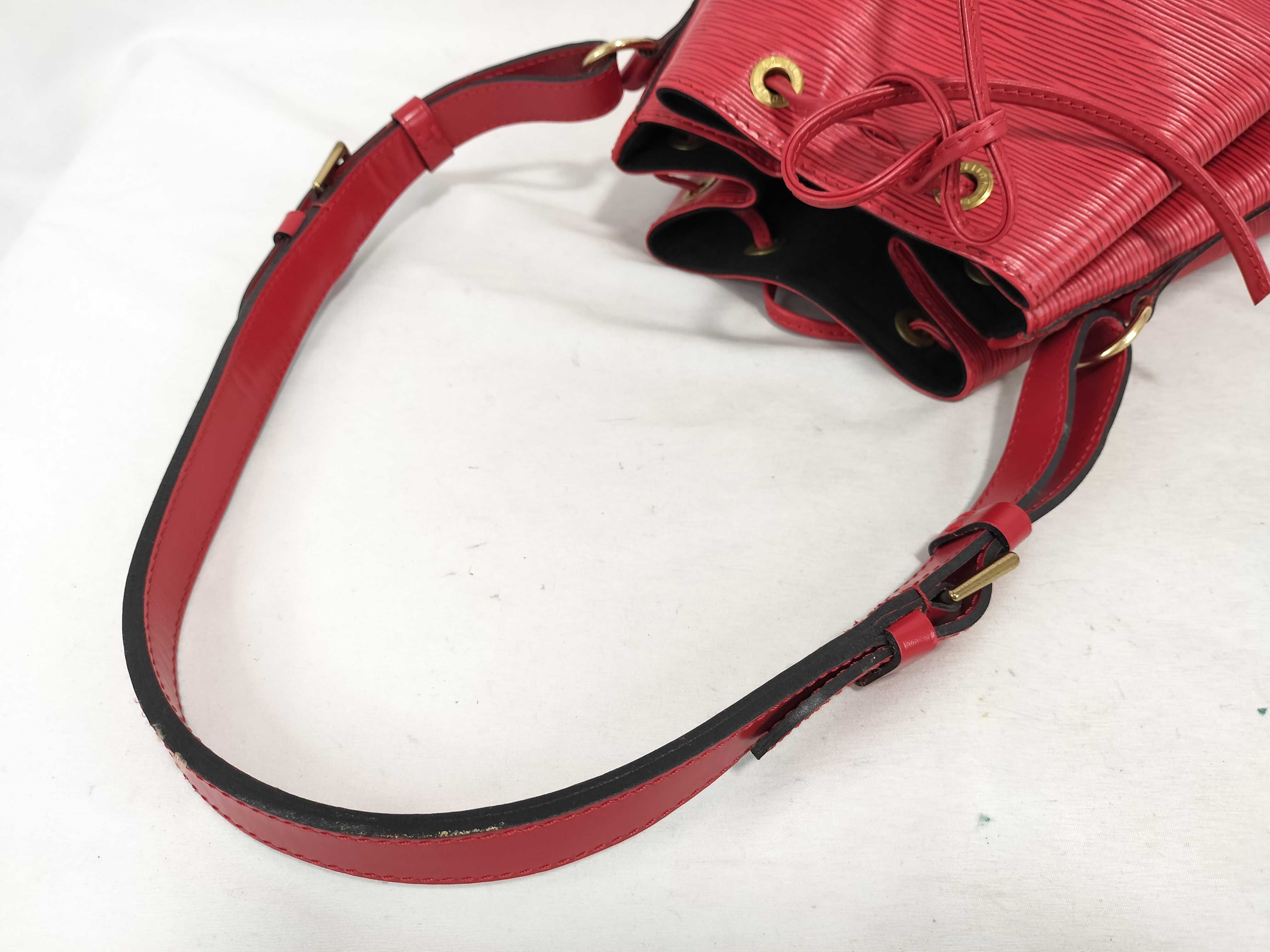 Epi LV Epi Petit Noé Shoulder Bag — view 3