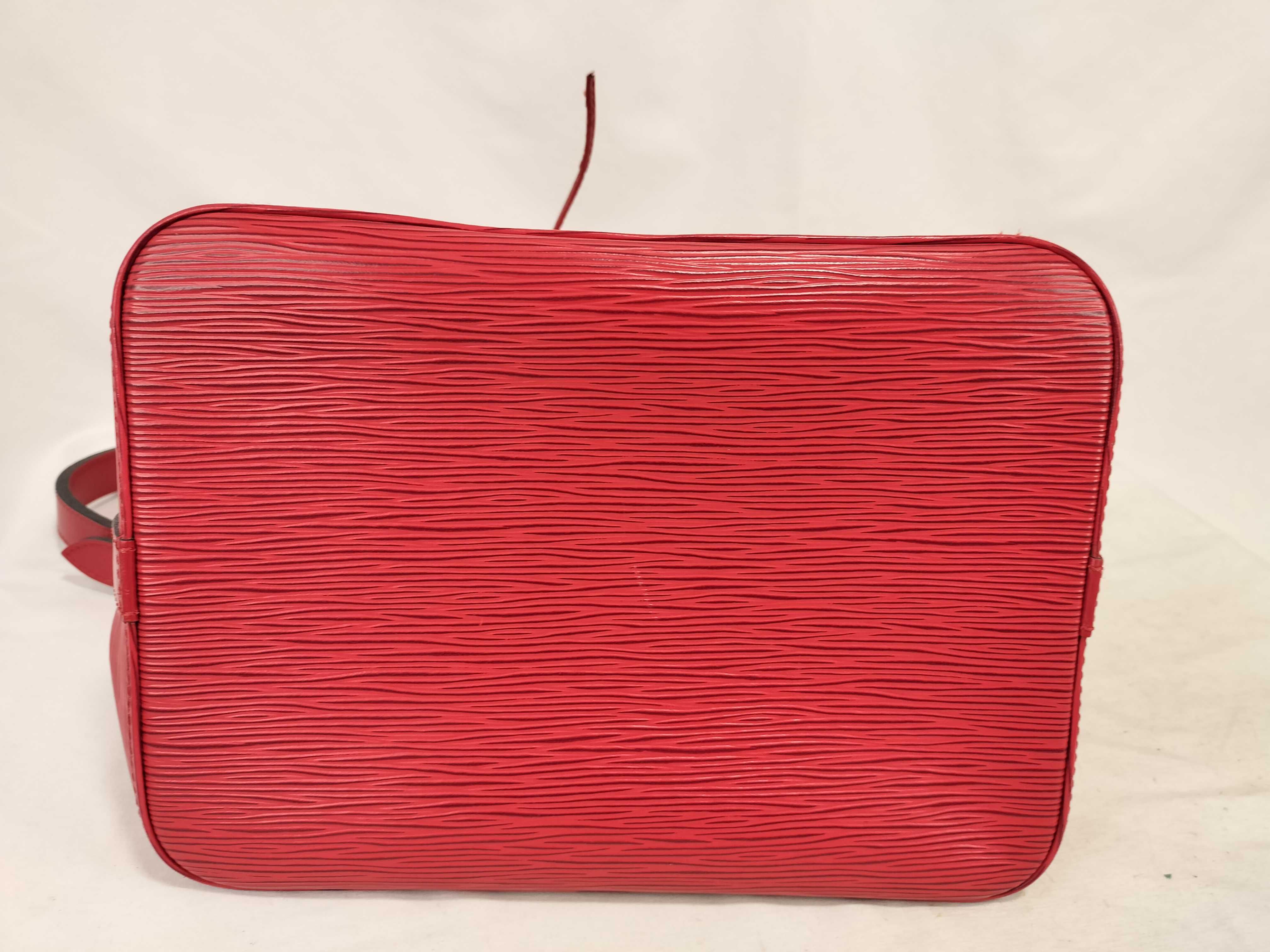 Epi LV Epi Petit Noé Shoulder Bag — view 7