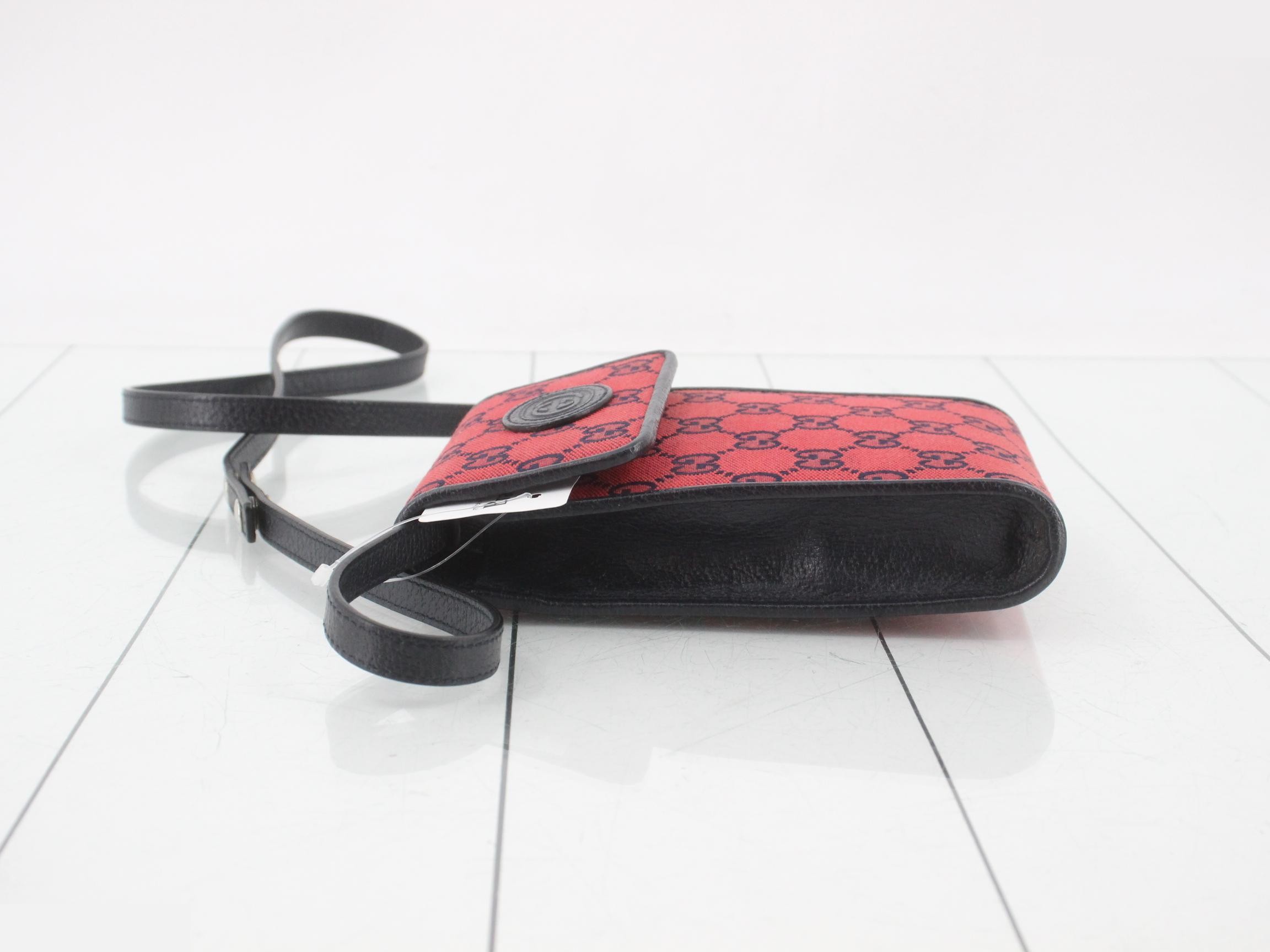 GG Canvas Shoulder Bag — view 4