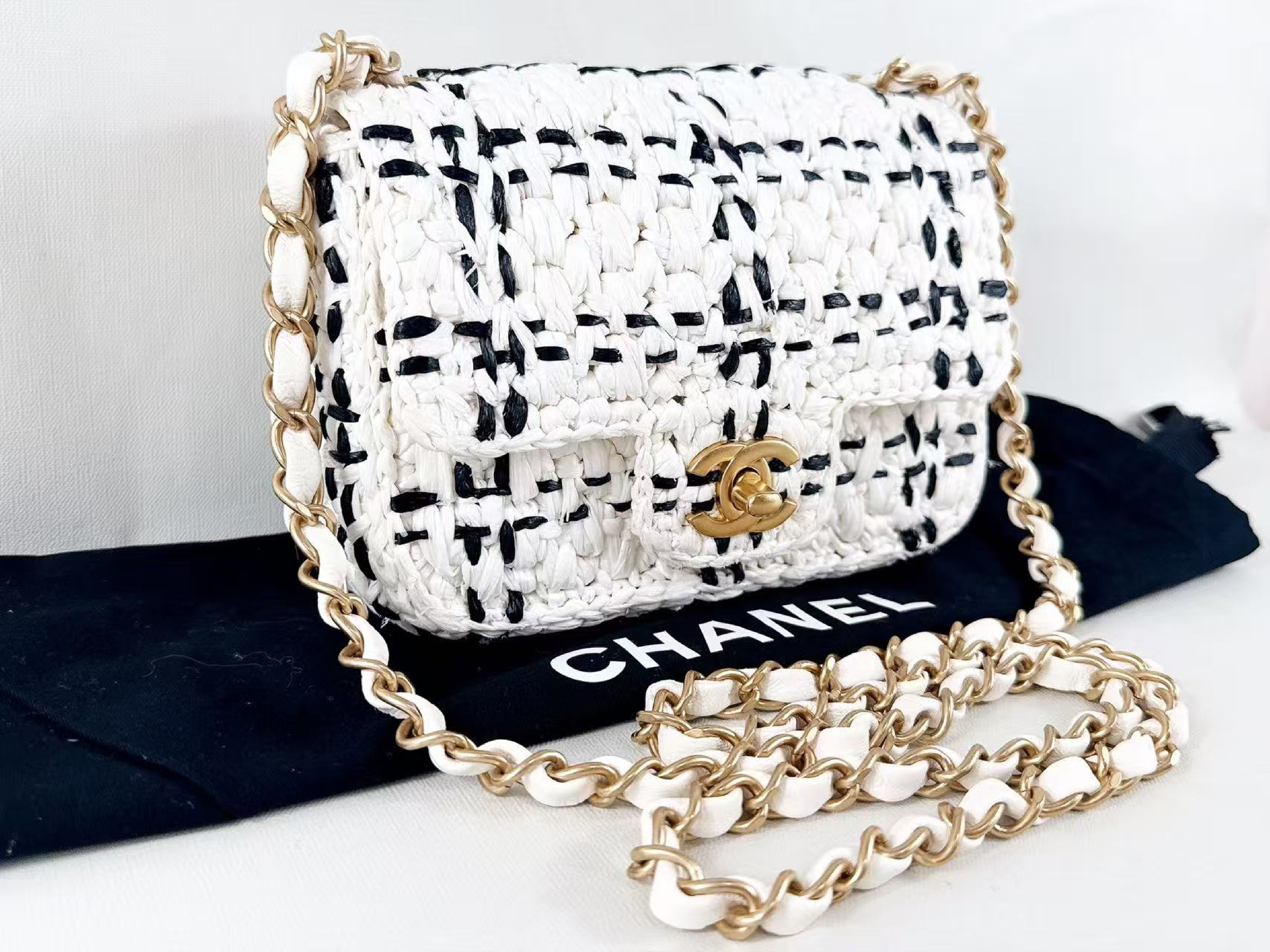 Raffia Effect Tweed Black x White Bicolor Shoulder Bag (W17/H13/D6cm approx.) [Comes with dust bag and serial plate] Vintage Gold Hardware P24LNHH Shoulder Bag — view 2
