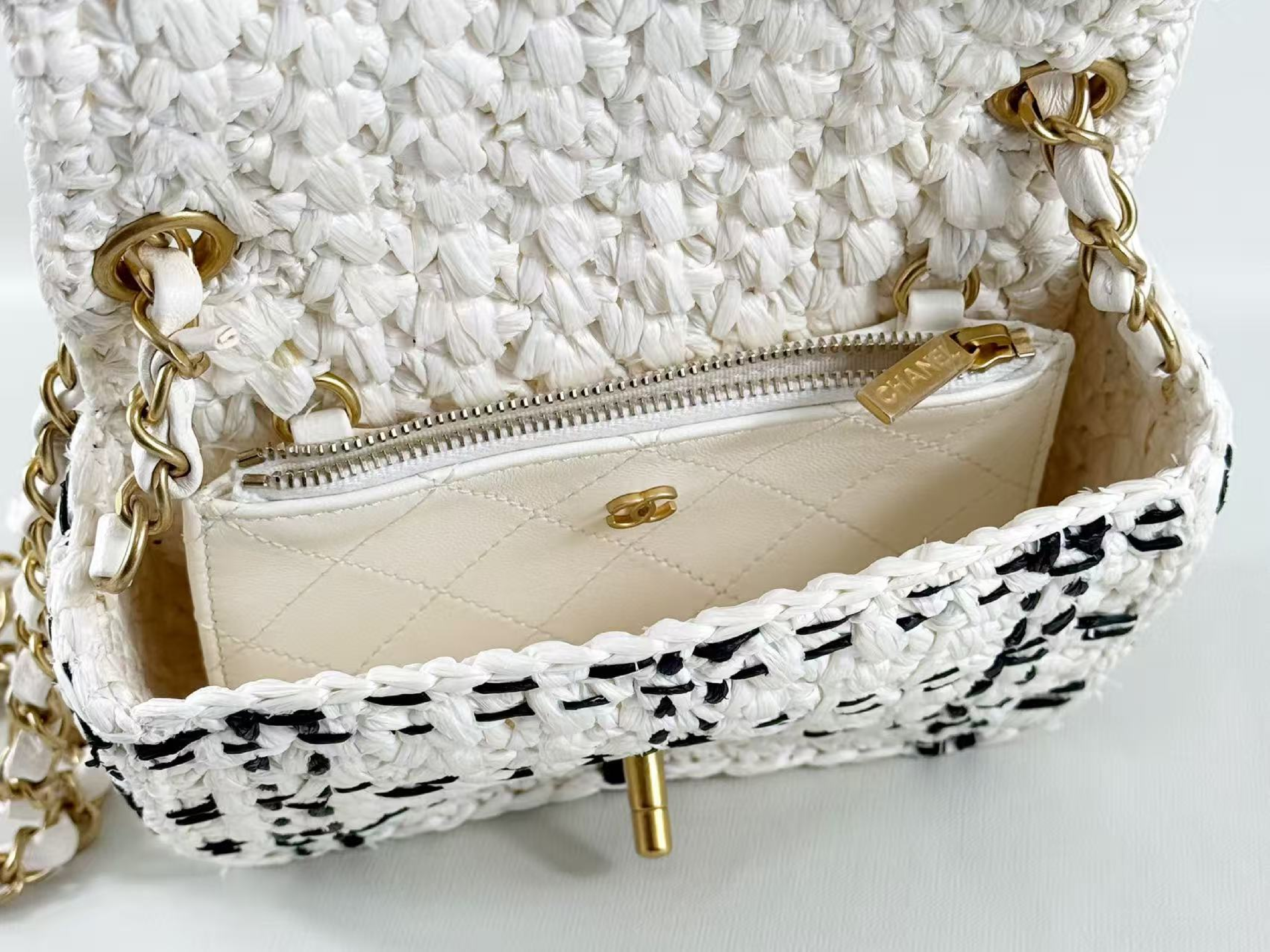 Raffia Effect Tweed Black x White Bicolor Shoulder Bag (W17/H13/D6cm approx.) [Comes with dust bag and serial plate] Vintage Gold Hardware P24LNHH Shoulder Bag — view 14
