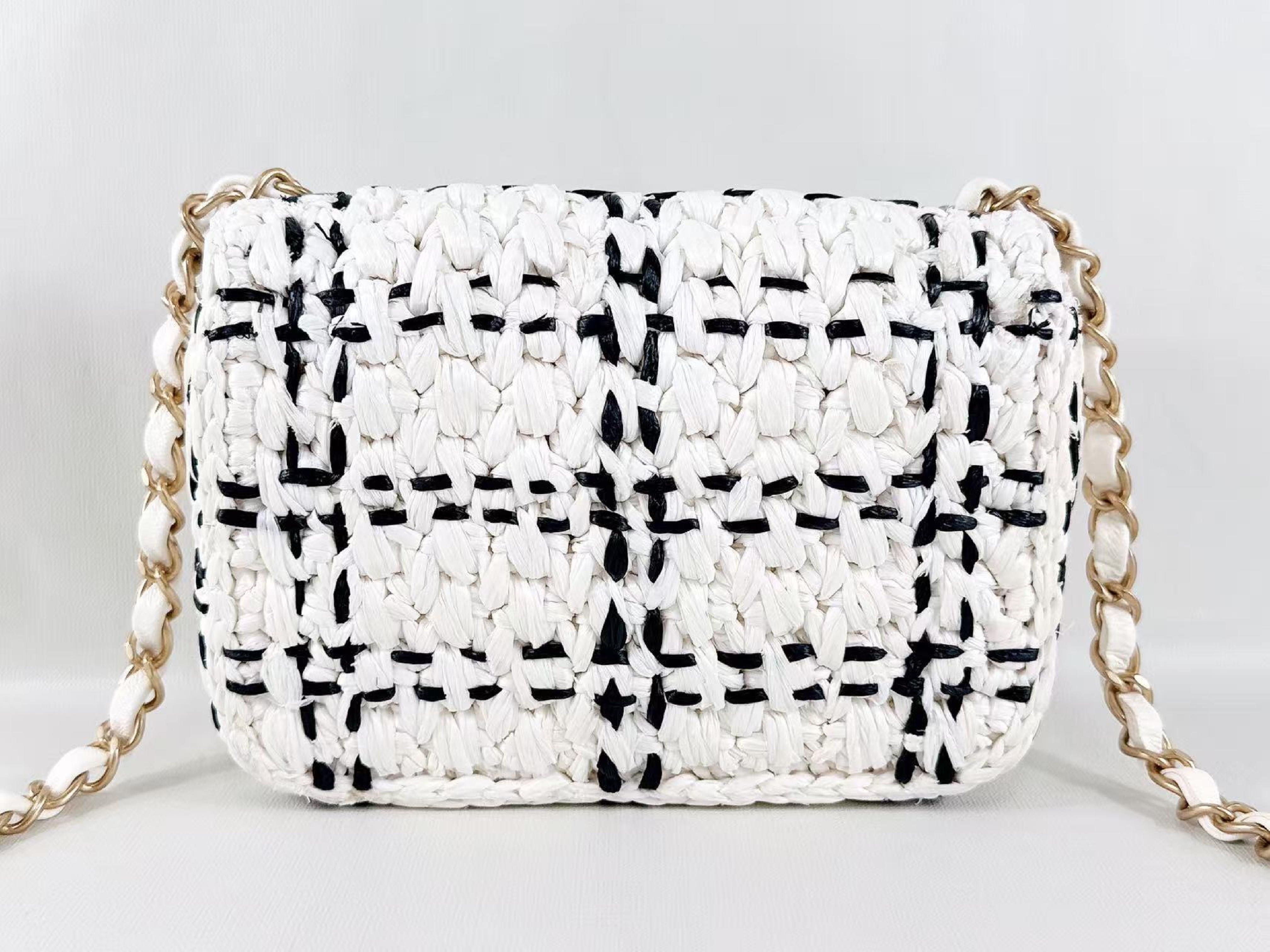 Raffia Effect Tweed Black x White Bicolor Shoulder Bag (W17/H13/D6cm approx.) [Comes with dust bag and serial plate] Vintage Gold Hardware P24LNHH Shoulder Bag — view 3