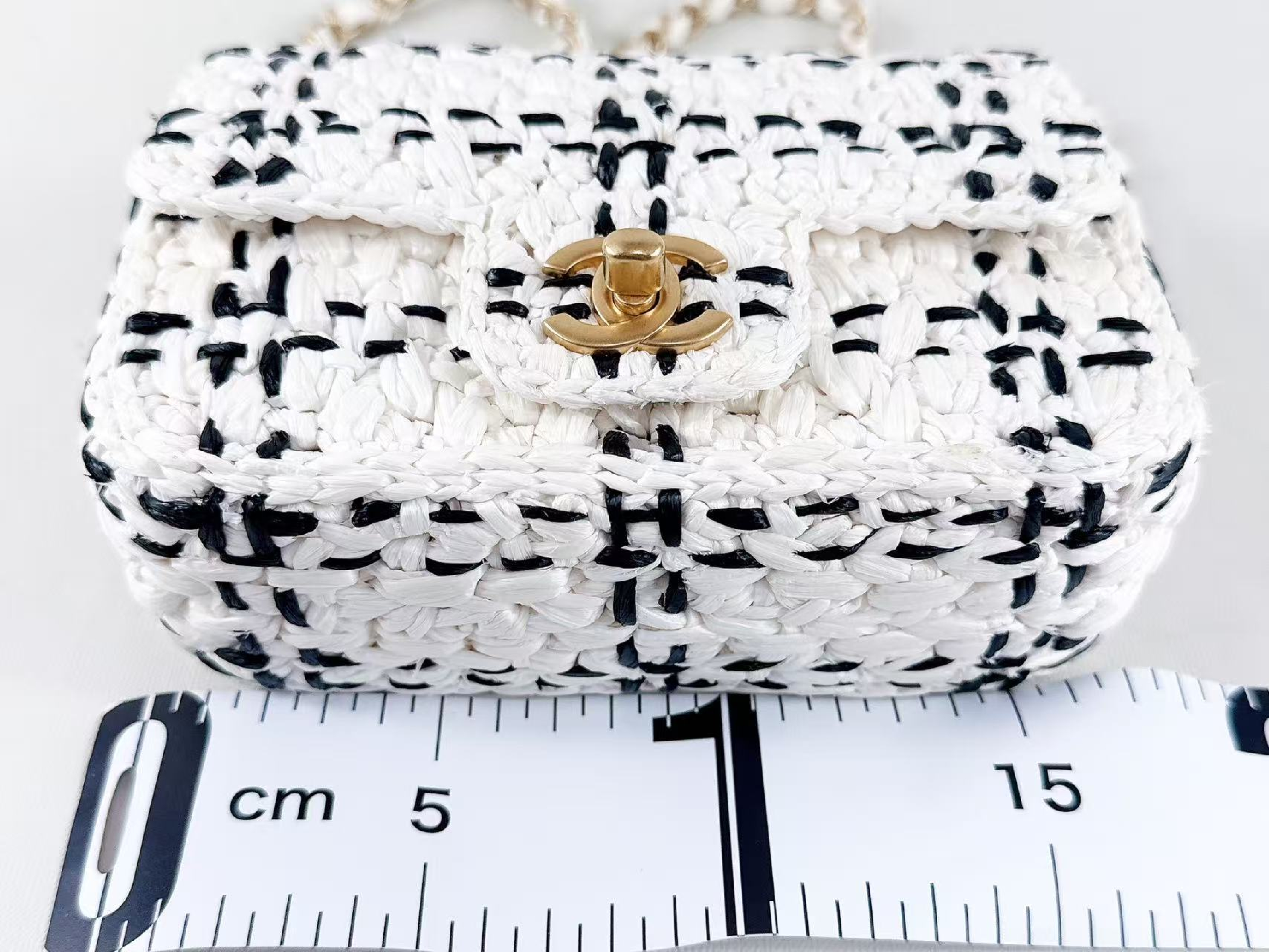 Raffia Effect Tweed Black x White Bicolor Shoulder Bag (W17/H13/D6cm approx.) [Comes with dust bag and serial plate] Vintage Gold Hardware P24LNHH Shoulder Bag — view 4