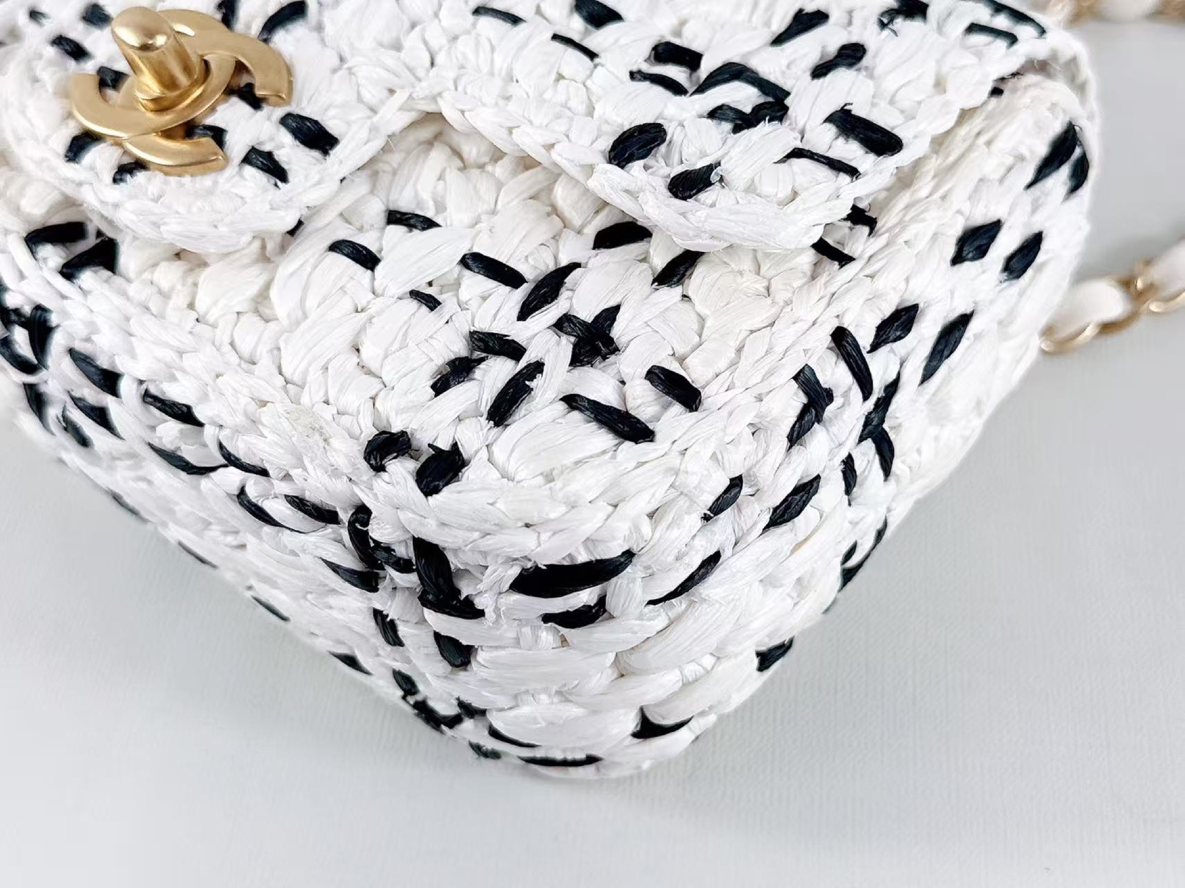 Raffia Effect Tweed Black x White Bicolor Shoulder Bag (W17/H13/D6cm approx.) [Comes with dust bag and serial plate] Vintage Gold Hardware P24LNHH Shoulder Bag — view 10