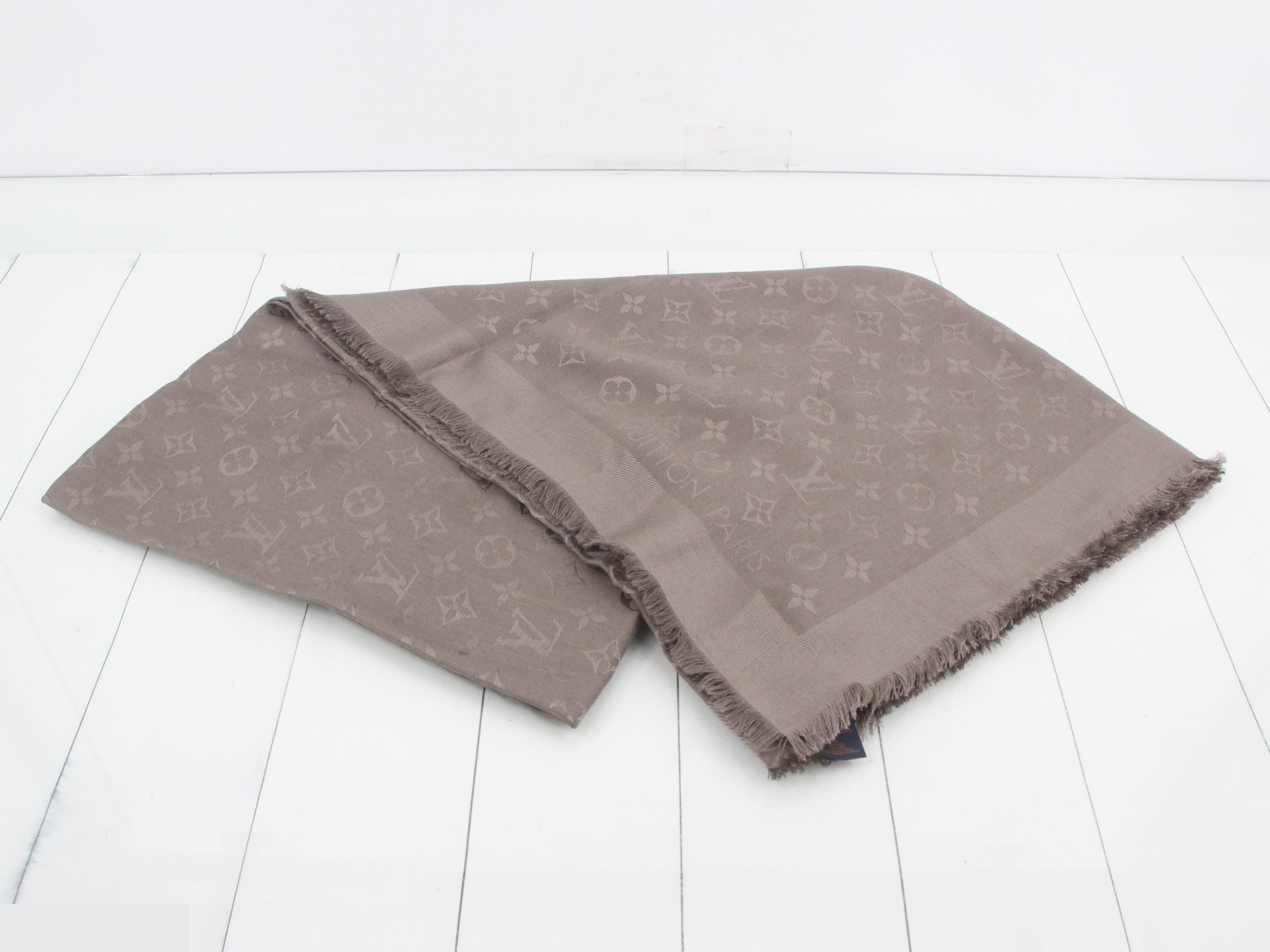 Gray scarf — view 2