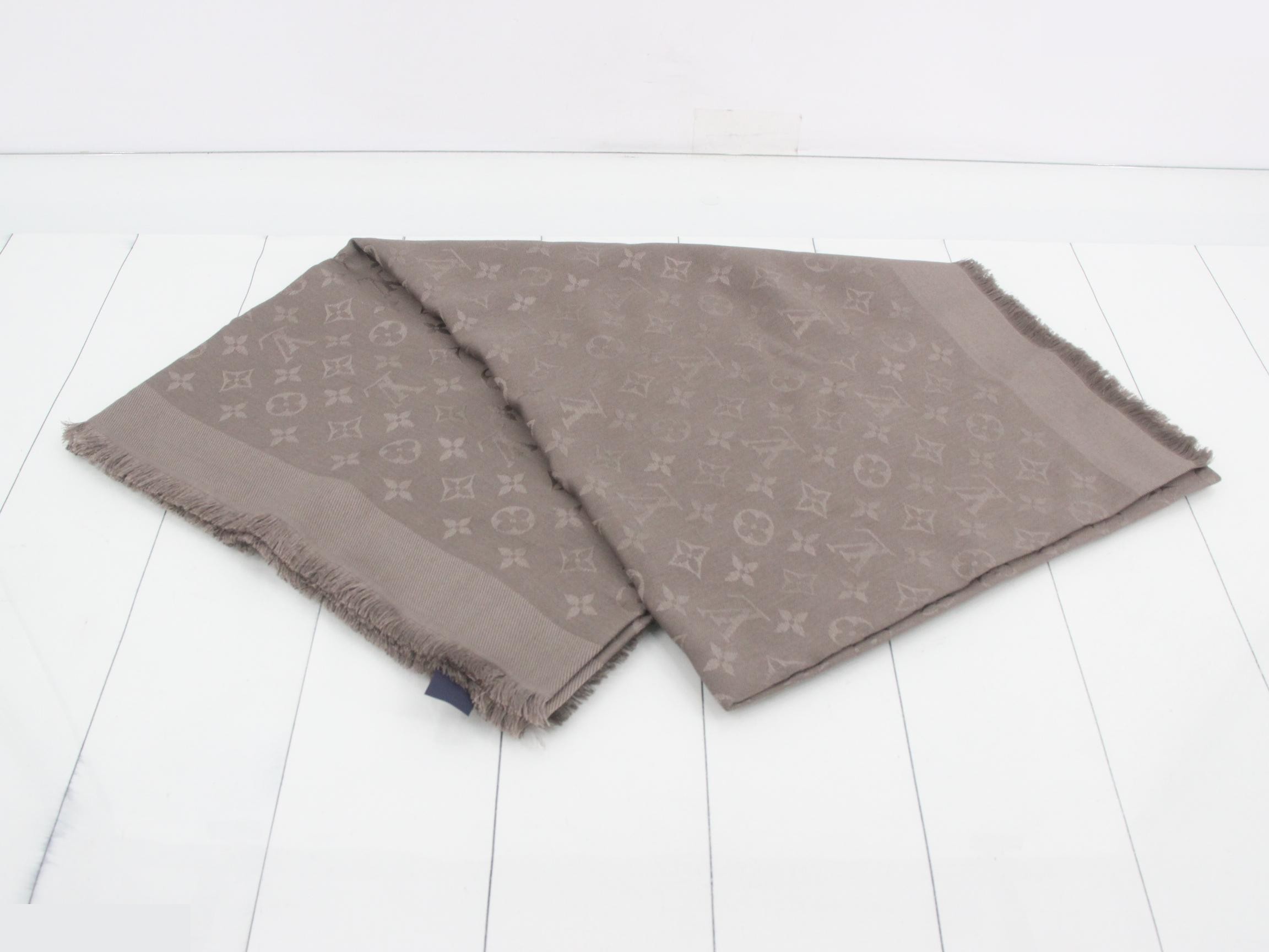 Gray scarf — view 3