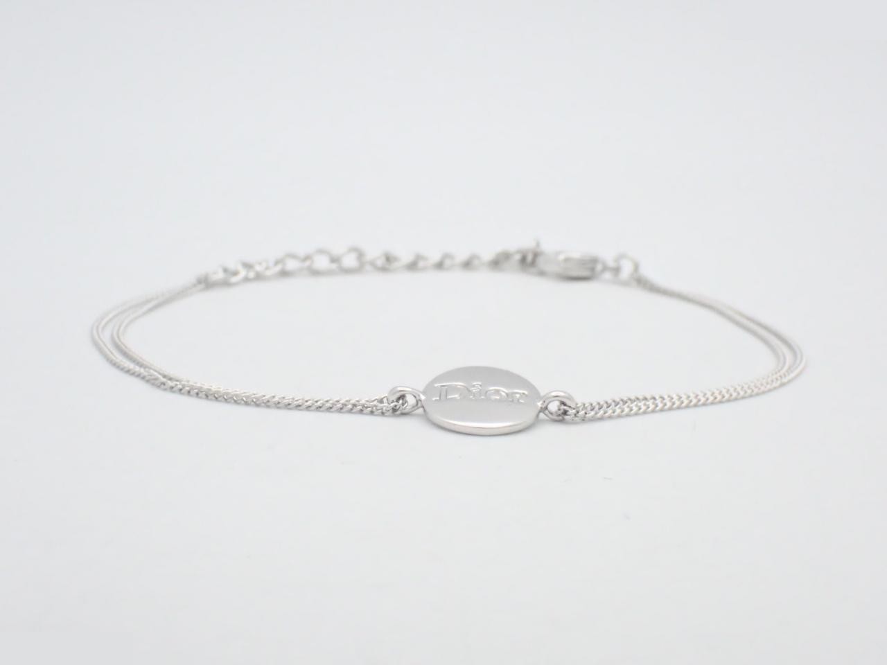 Other items: Precious metal bracelets and bangles (metal), wrist circumference approximately 22 cm.