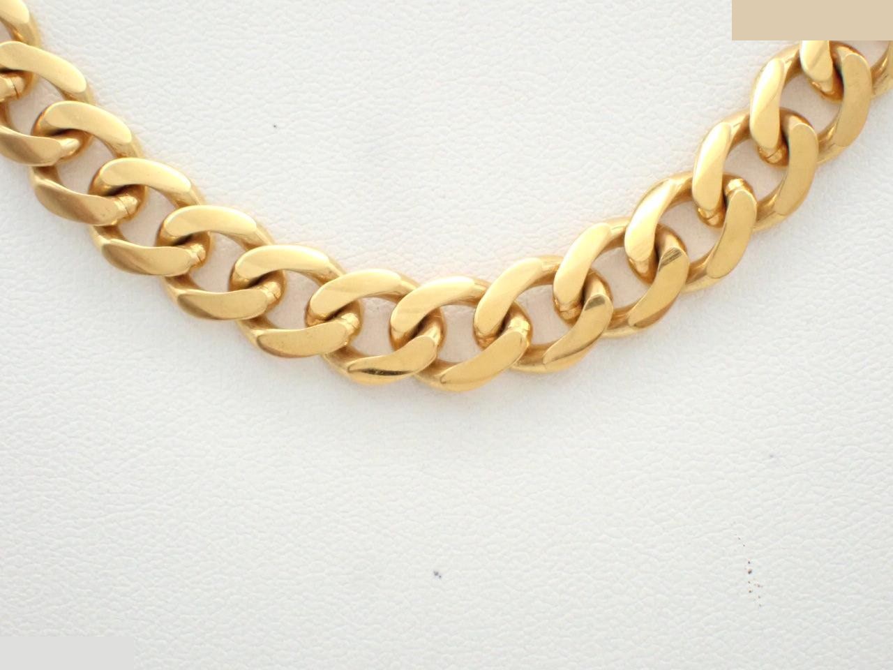 Other lines: Precious metal necklaces and pendants, total length approximately 45 cm.
