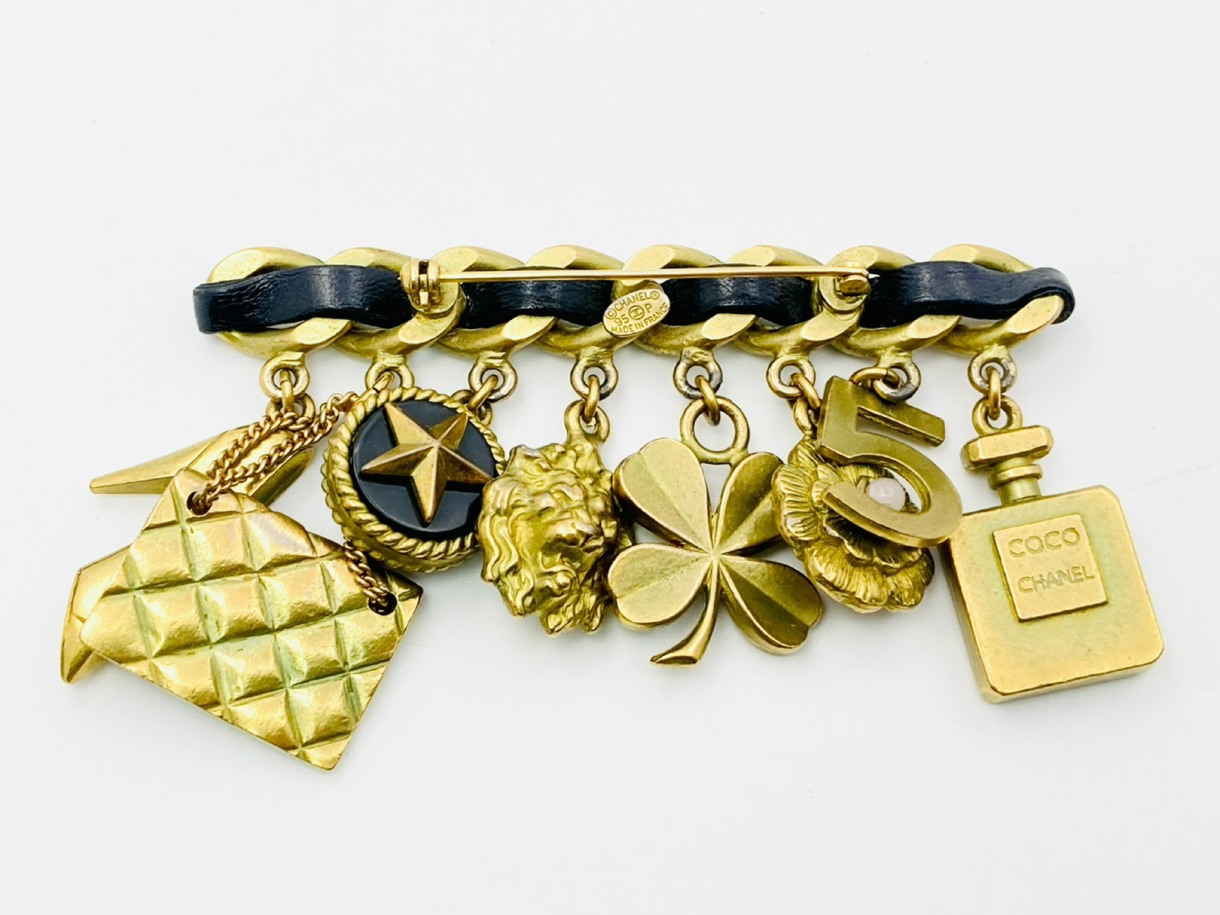 Icon Matelassé/Camellia/Perfume/Lion/Clover/No. 5 Leather Chain Brooch 95P Brooch — view 2