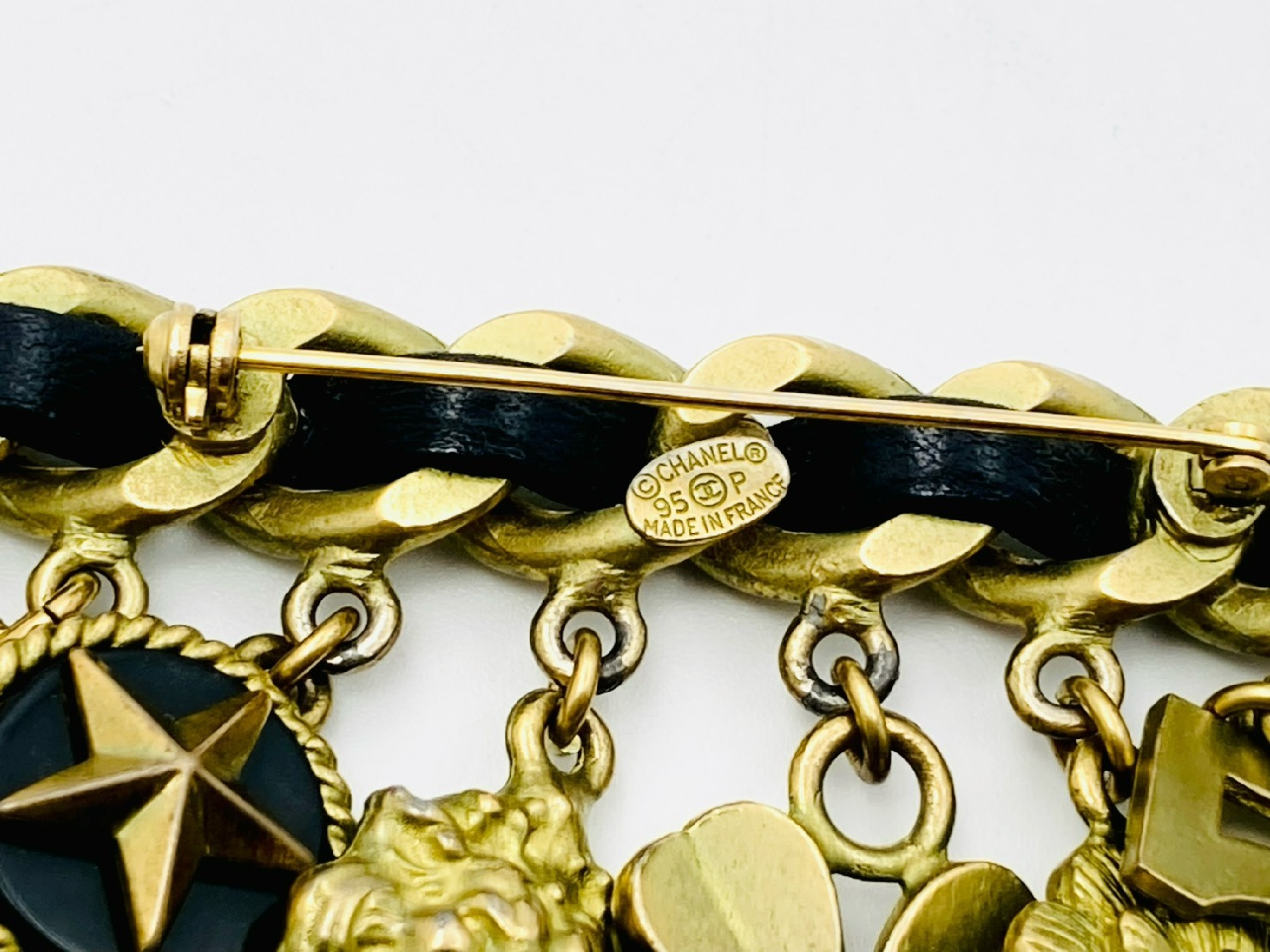Icon Matelassé/Camellia/Perfume/Lion/Clover/No. 5 Leather Chain Brooch 95P Brooch — view 3