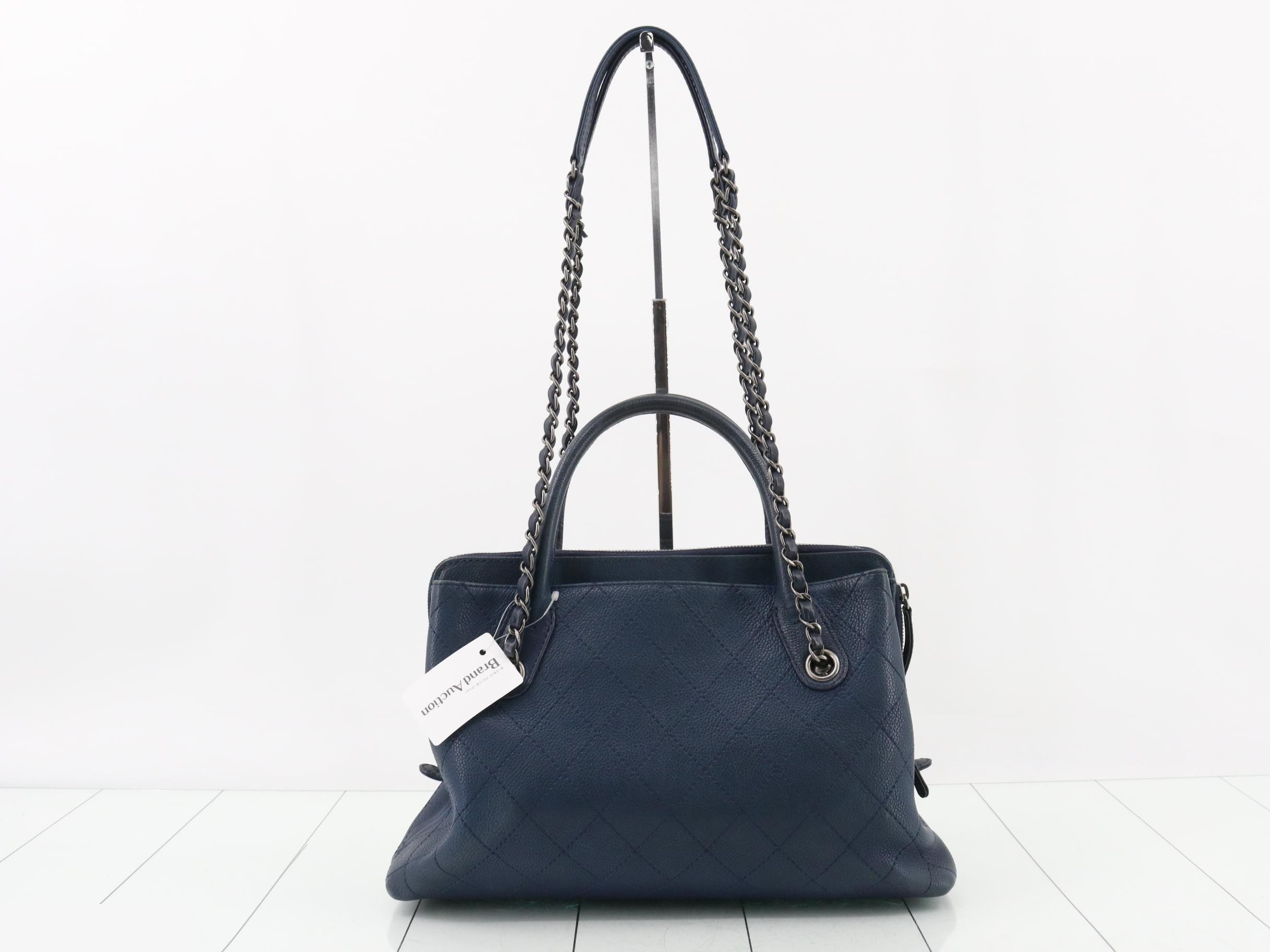 Matelassé handbag with chain shoulder strap, serial number 21. — view 2