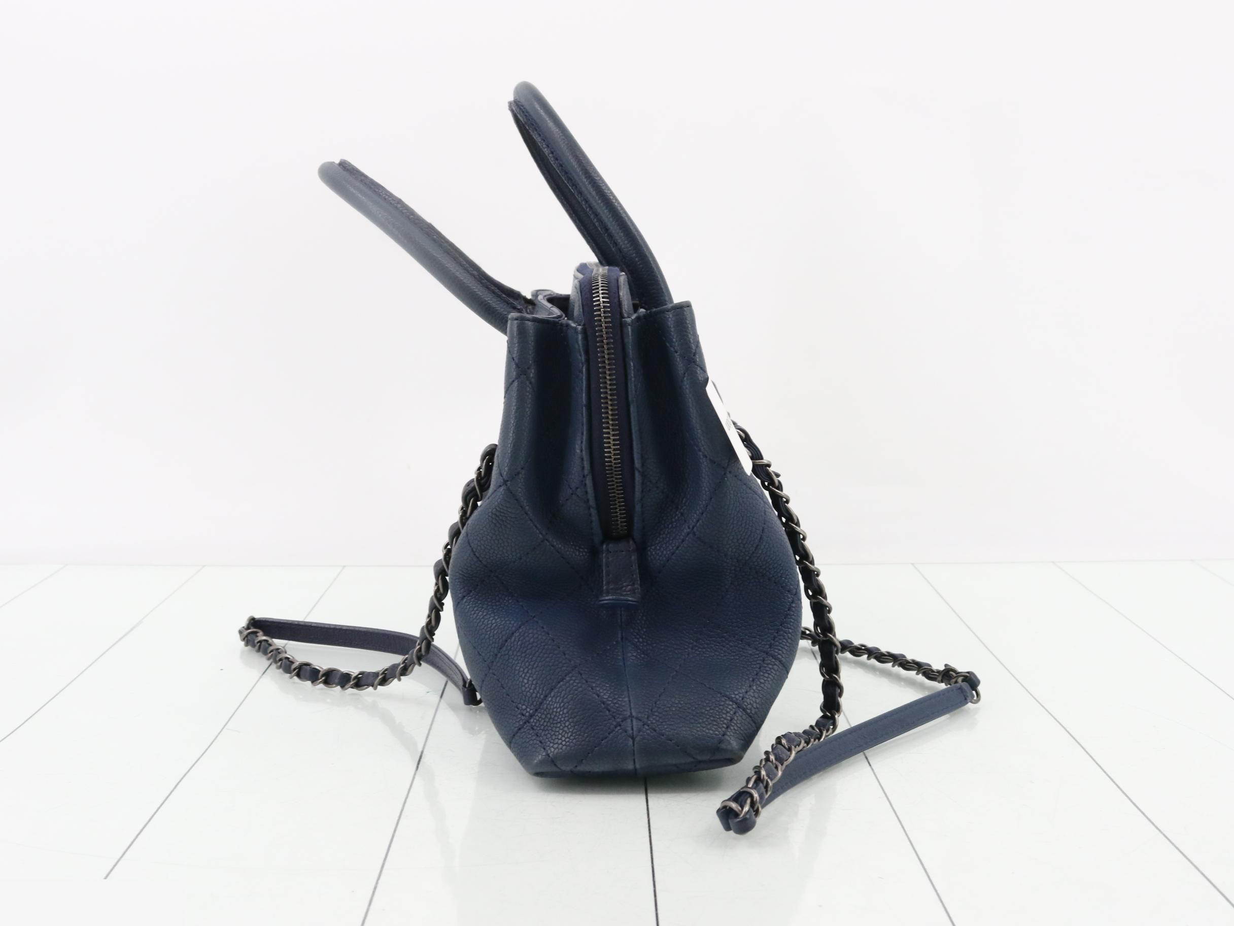 Matelassé handbag with chain shoulder strap, serial number 21. — view 3