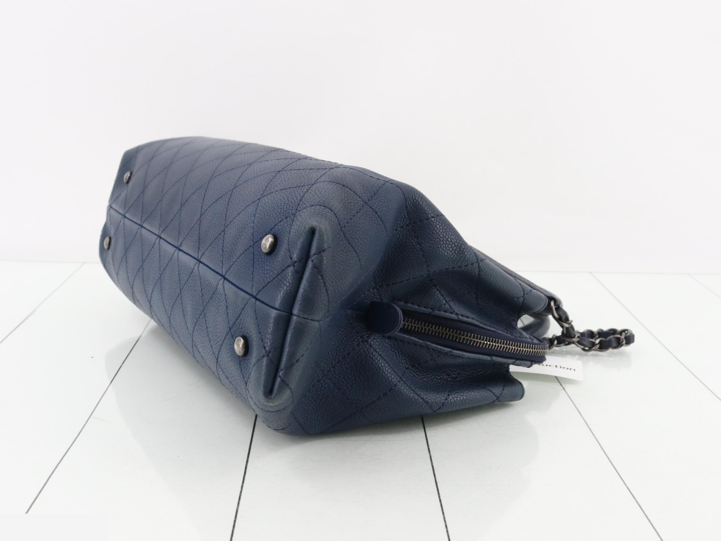 Matelassé handbag with chain shoulder strap, serial number 21. — view 6