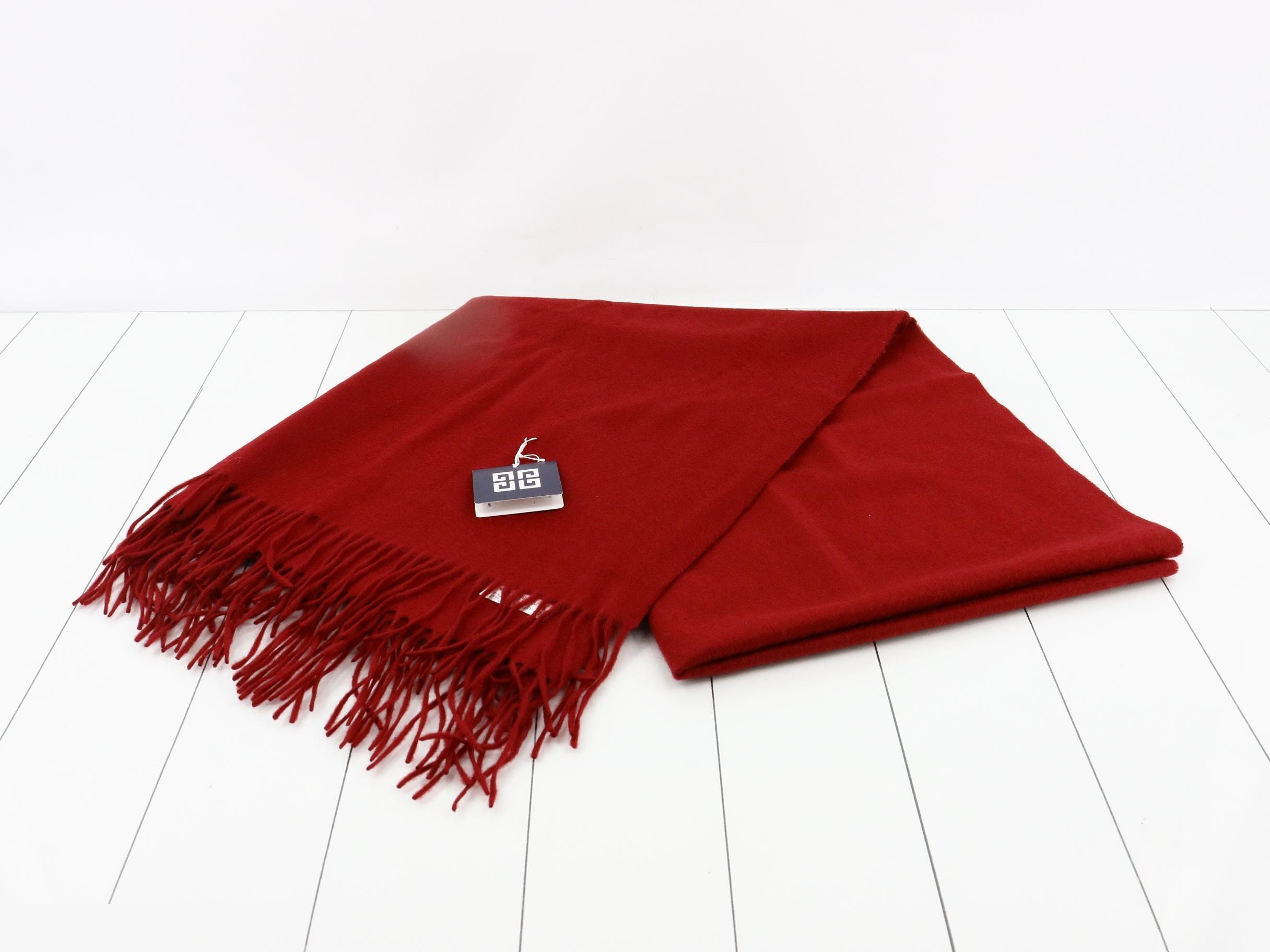 Tag attached, Givenchy scarf, 100% cashmere. — view 2