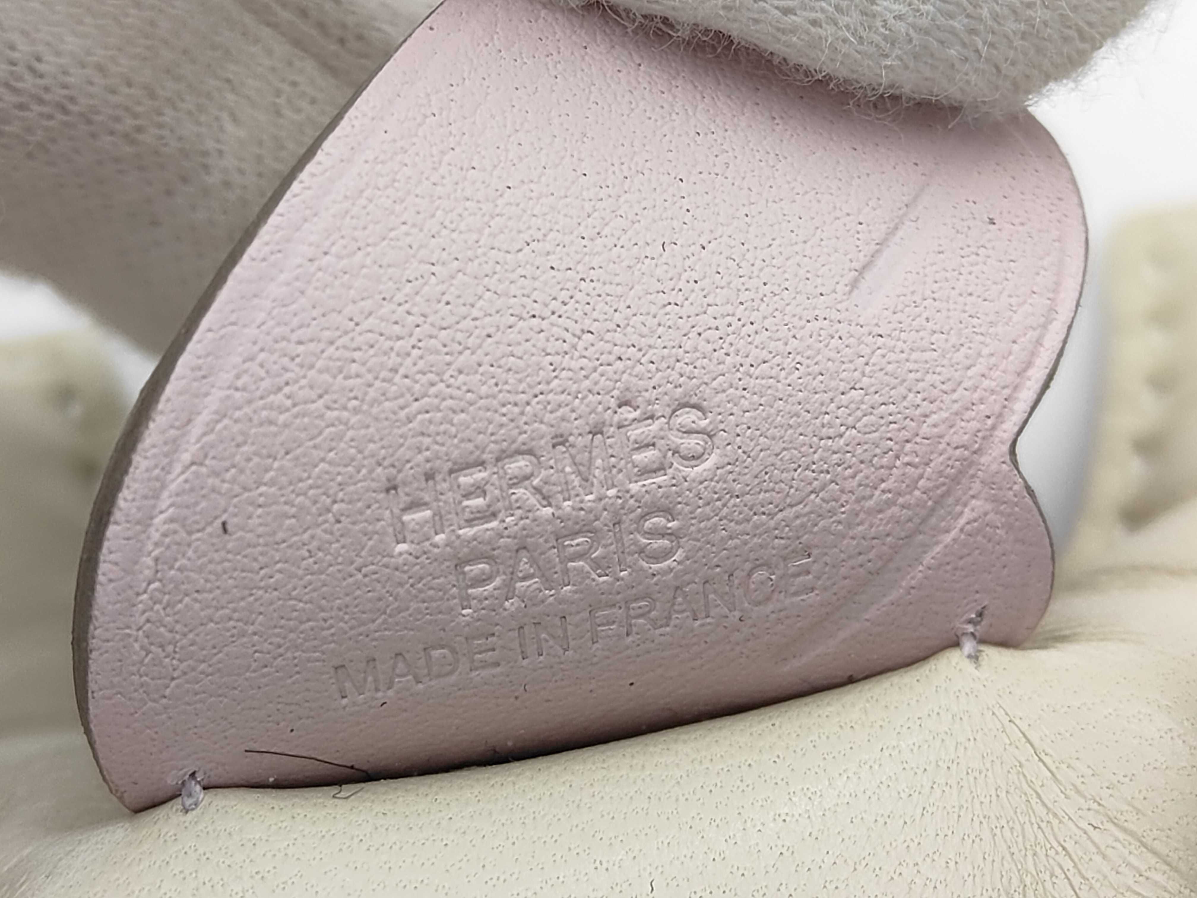 Rodeo Pegasus PM charm, Craie/Vert Cypress/Mauve Pale, U stamp, and other accessories. — view 8