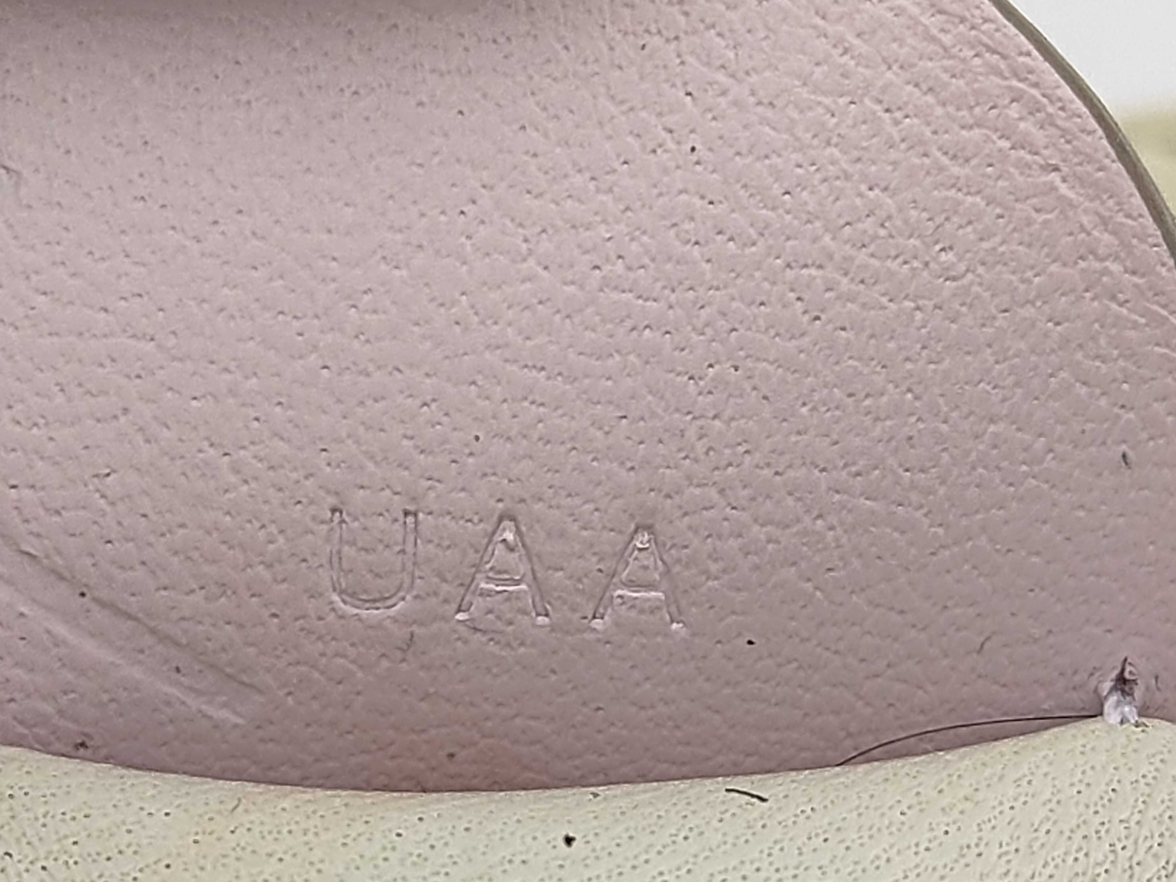Rodeo Pegasus PM charm, Craie/Vert Cypress/Mauve Pale, U stamp, and other accessories. — view 9