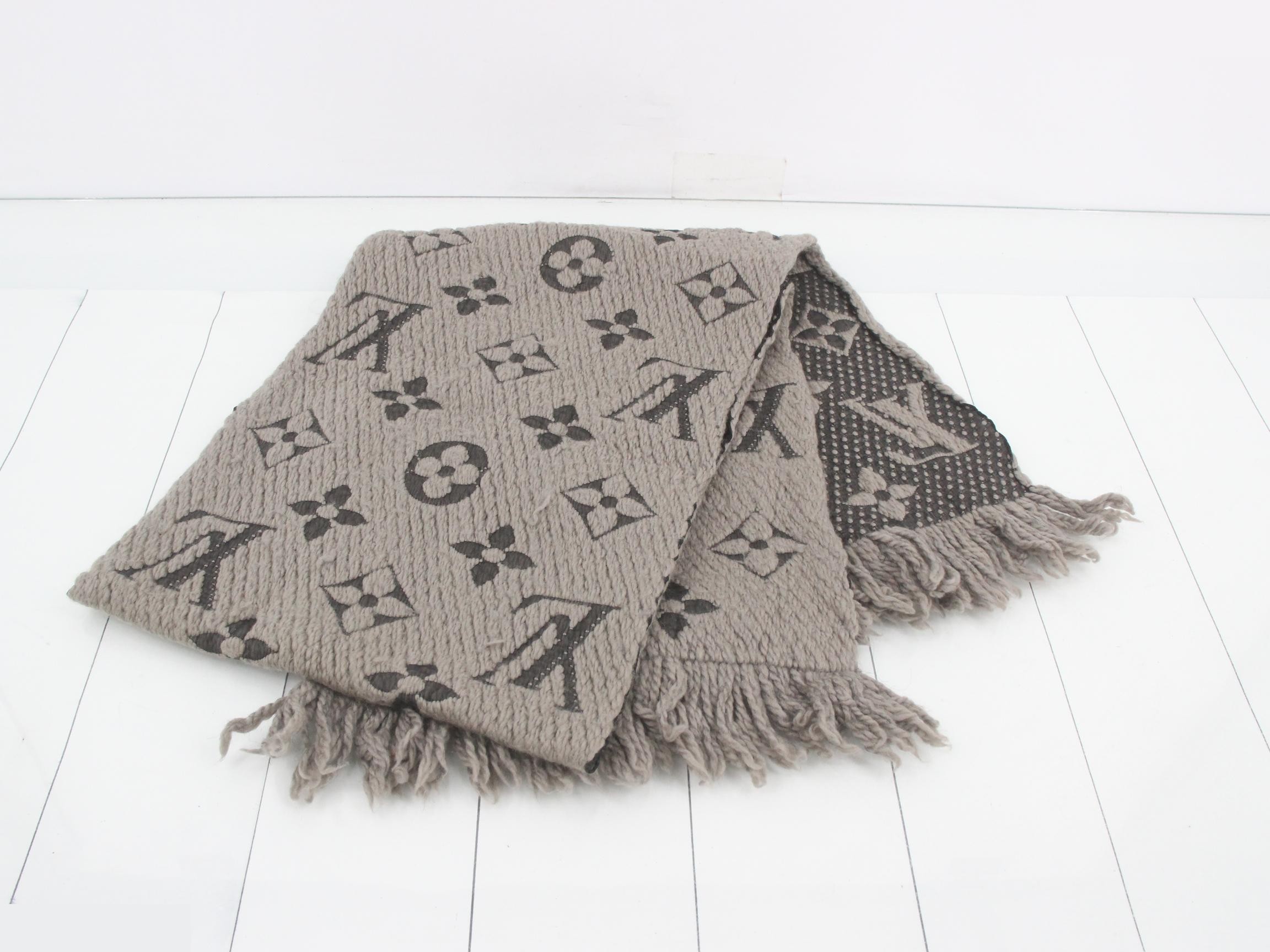 Monogram Echarpe logo mania, with tag, gray. — view 3