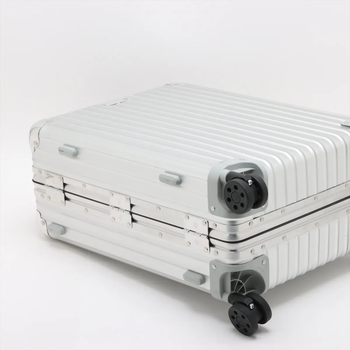 [Individually packaged] Rimowa Classic Flight Aluminum Carry-on Suitcase, Silver, Combination Lock 555 — view 4