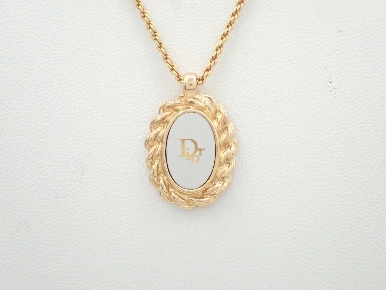 Necklace, chain approximately 44cm