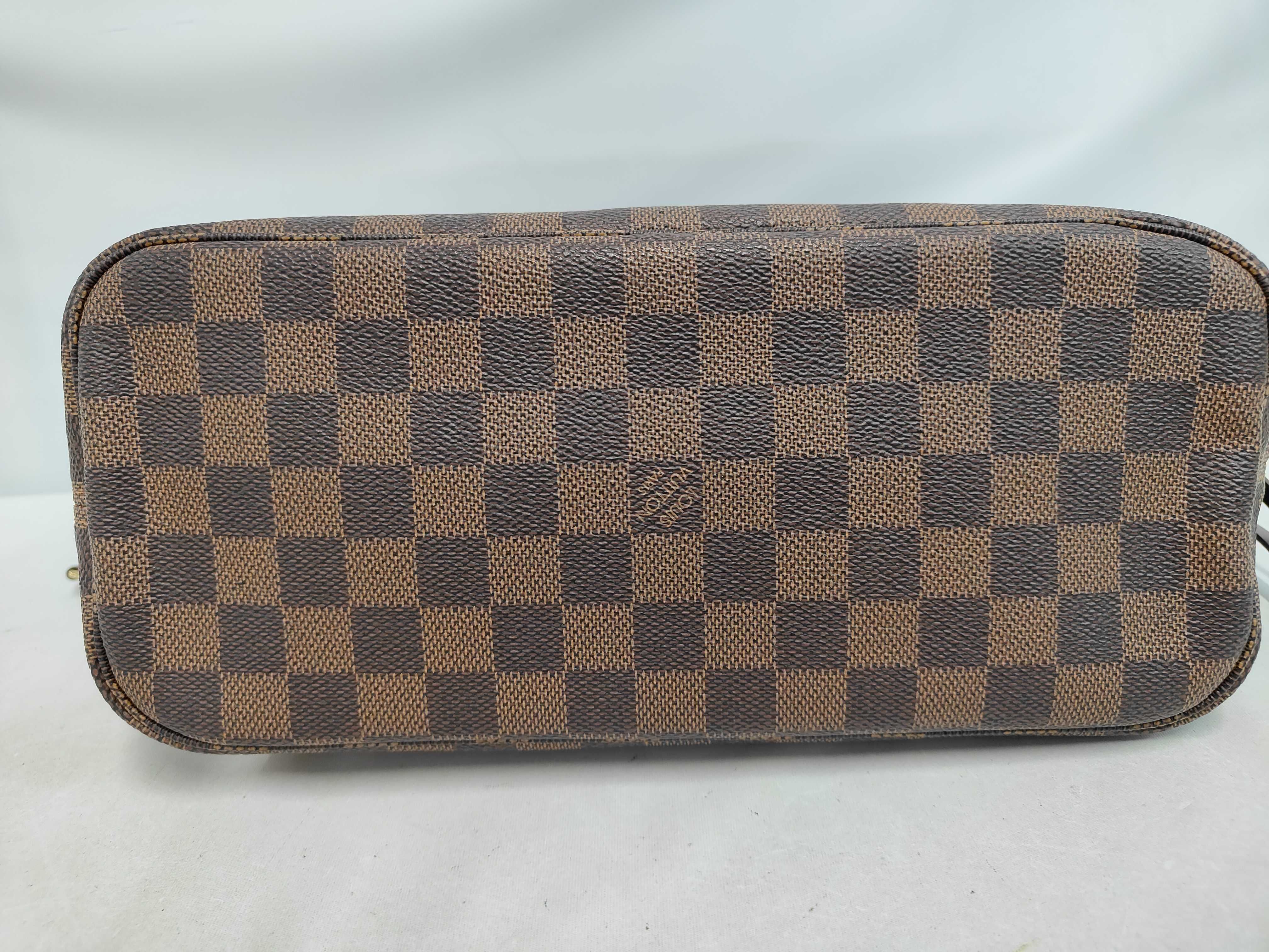 bag, Louis Vuitton Damier Neverfull PM tote bag, PVC tote bag — view 4