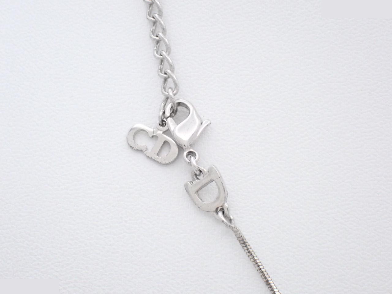 Feather motif necklace, chain approximately 44cm long. — view 2