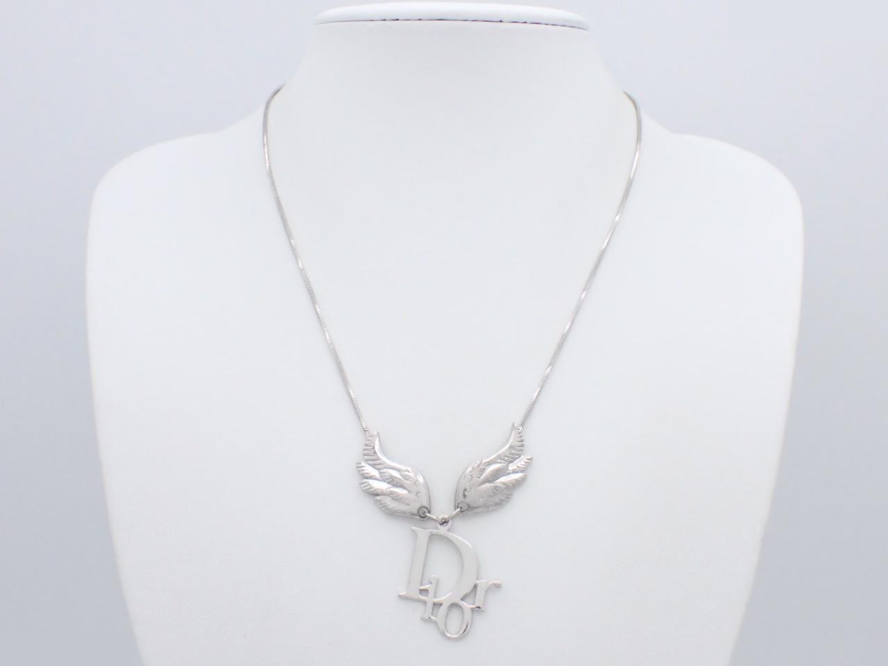 Feather motif necklace, chain approximately 44cm long. — view 3