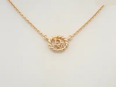 Gold necklace, neck circumference approximately 44 cm