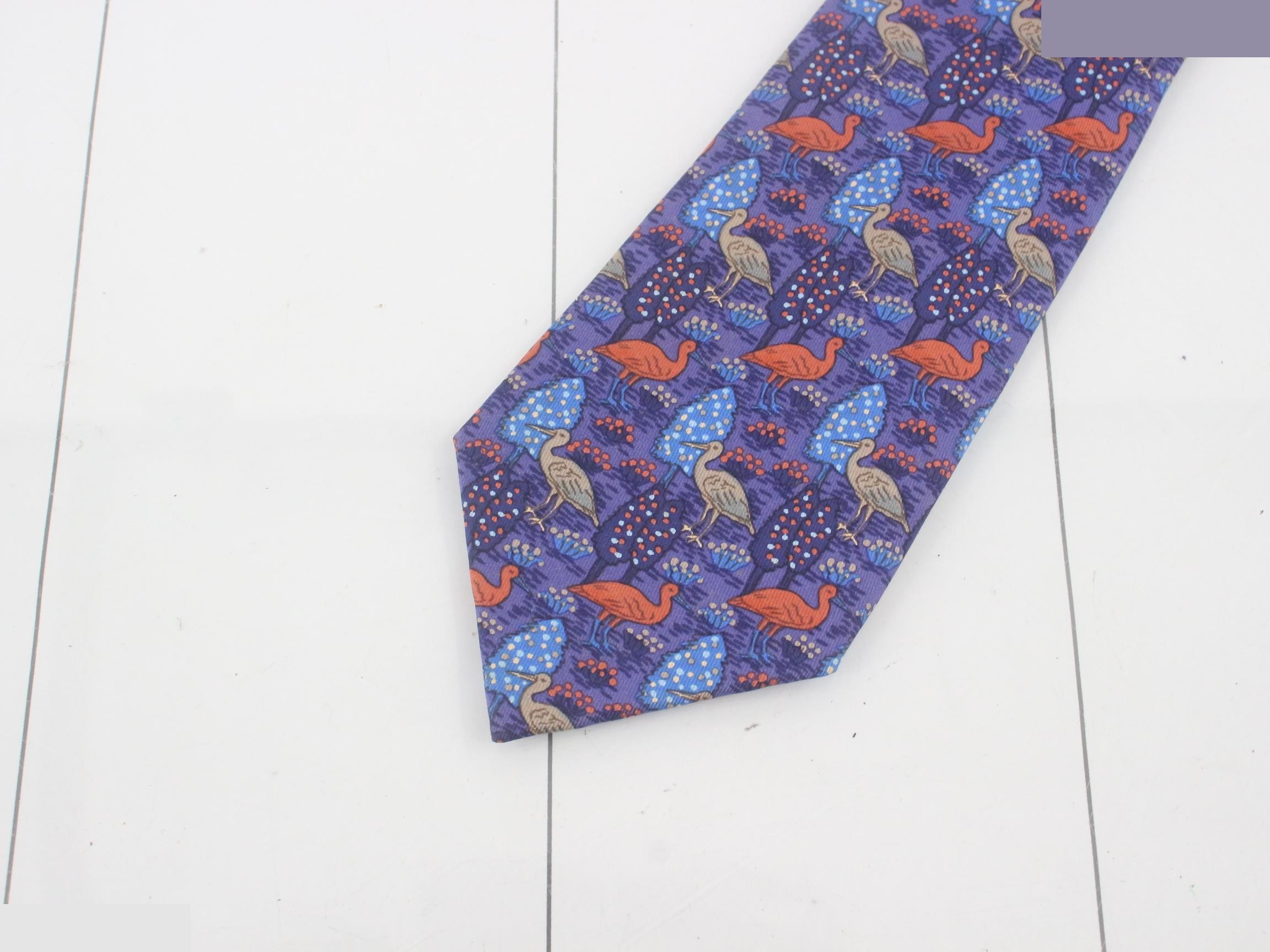 tie — view 3