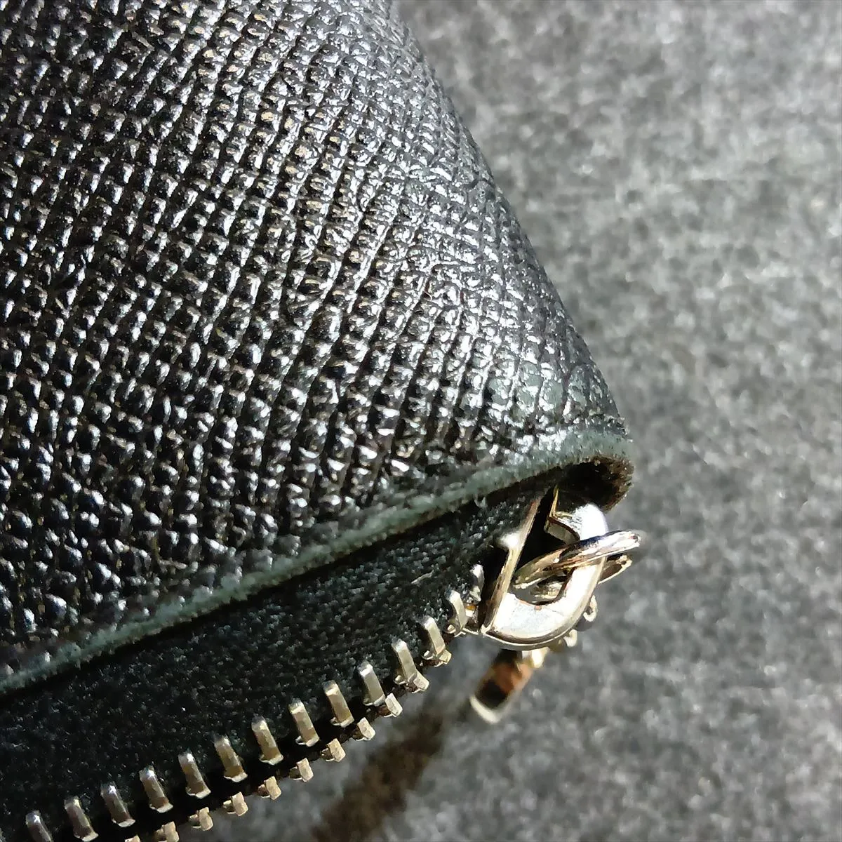 Leather Round Zip Wallet Black — view 12