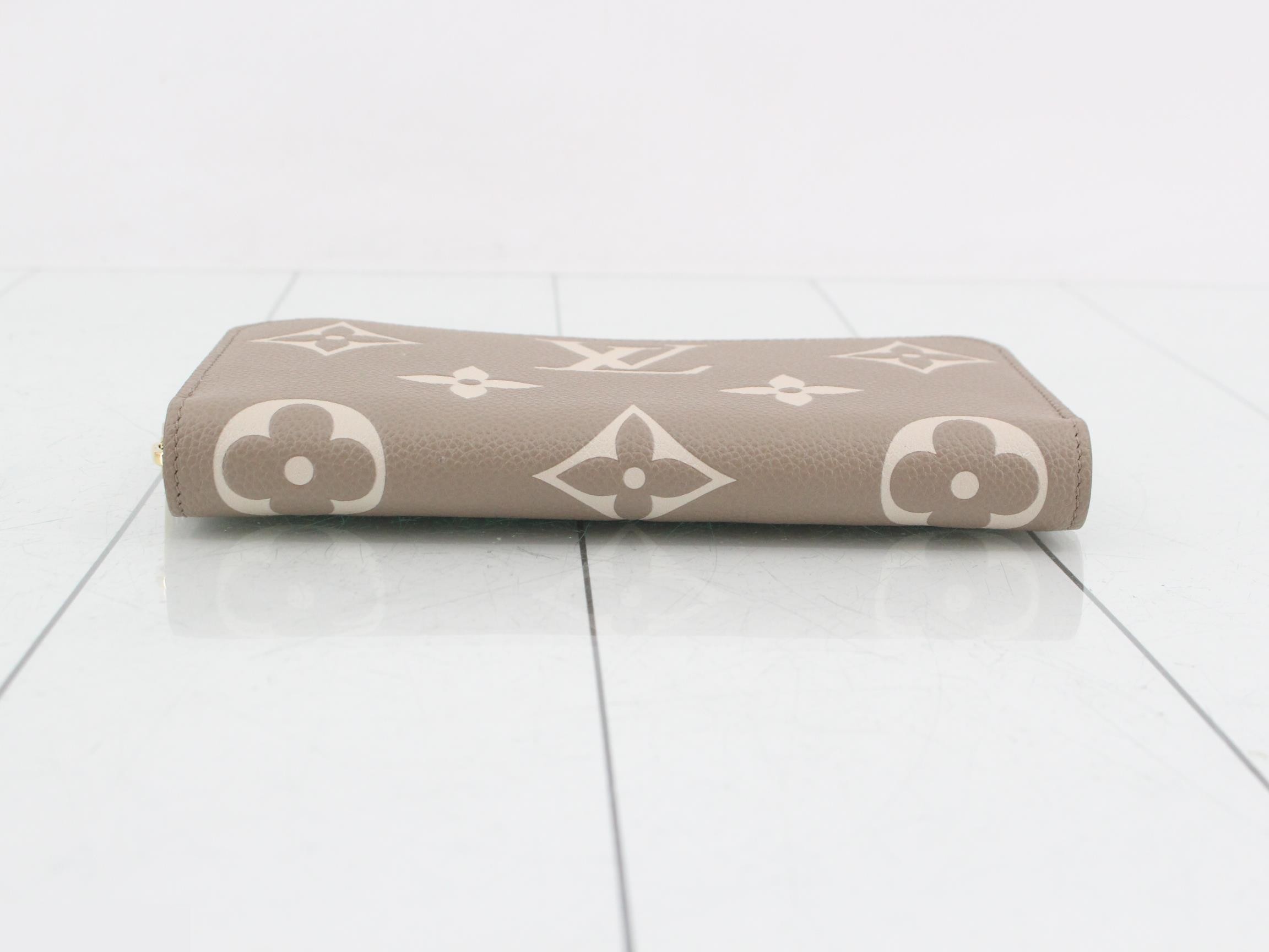 M28793 Zippy Wallet — view 3