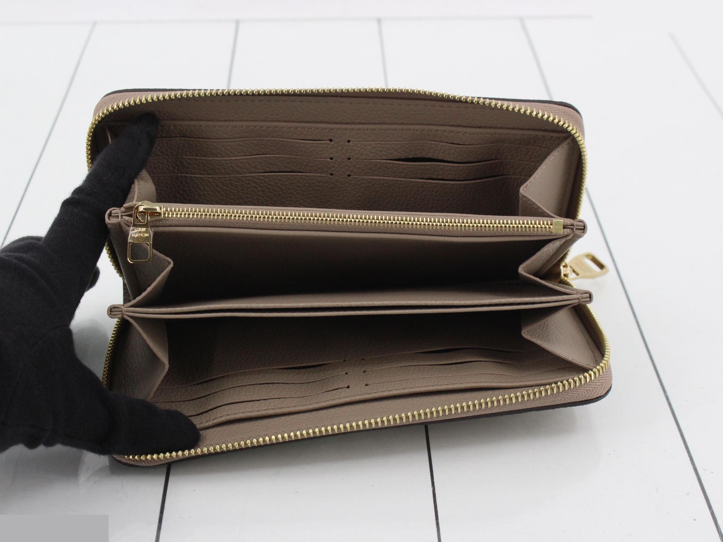 M28793 Zippy Wallet — view 4