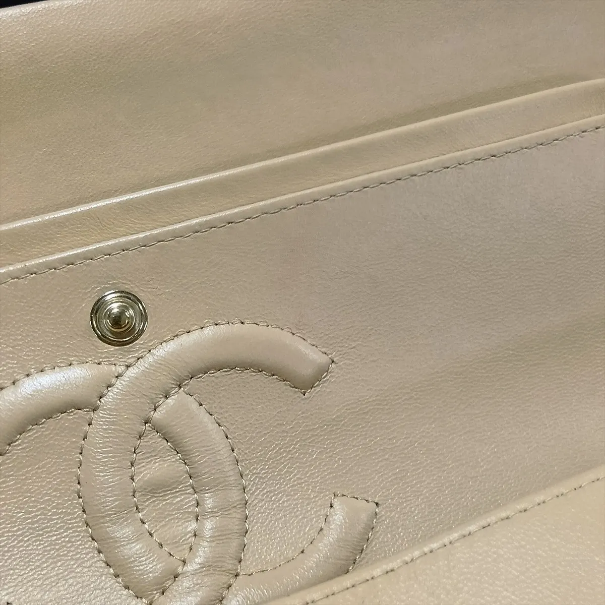 [Individually packaged] Chanel Matelassé 25 Lambskin Double Flap Double Chain Bag, Beige x Black, Gold Hardware, U40JE4C8, Random Plate, A01112 — view 14