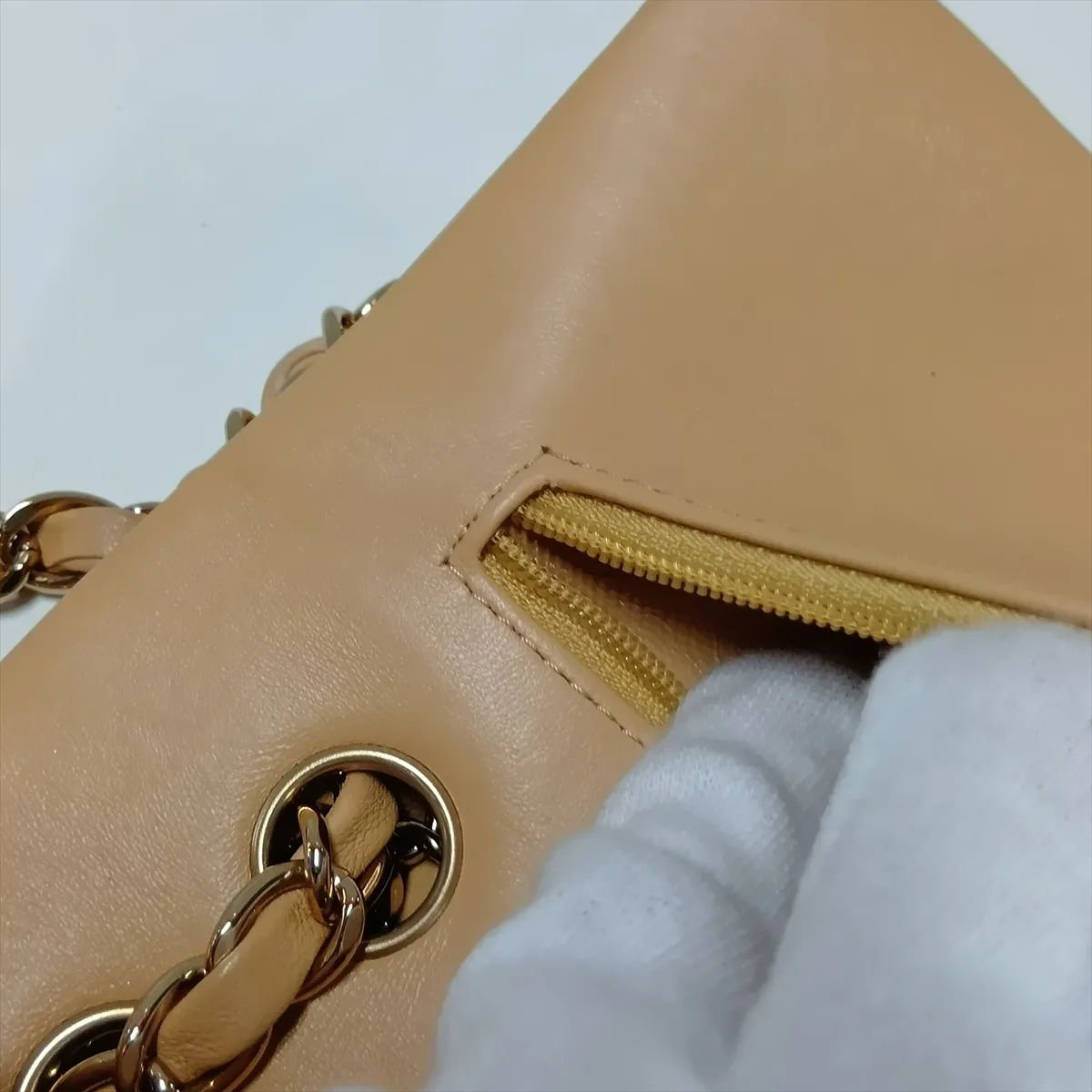 [Individually packaged] Chanel Matelassé 25 Lambskin Double Flap Double Chain Bag, Beige x Black, Gold Hardware, U40JE4C8, Random Plate, A01112 — view 15
